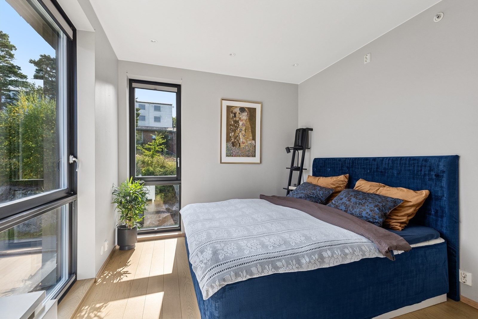 Romslig hovedsoverom med plass til dobbeltseng, nattbord og garderobe. Galleribilde