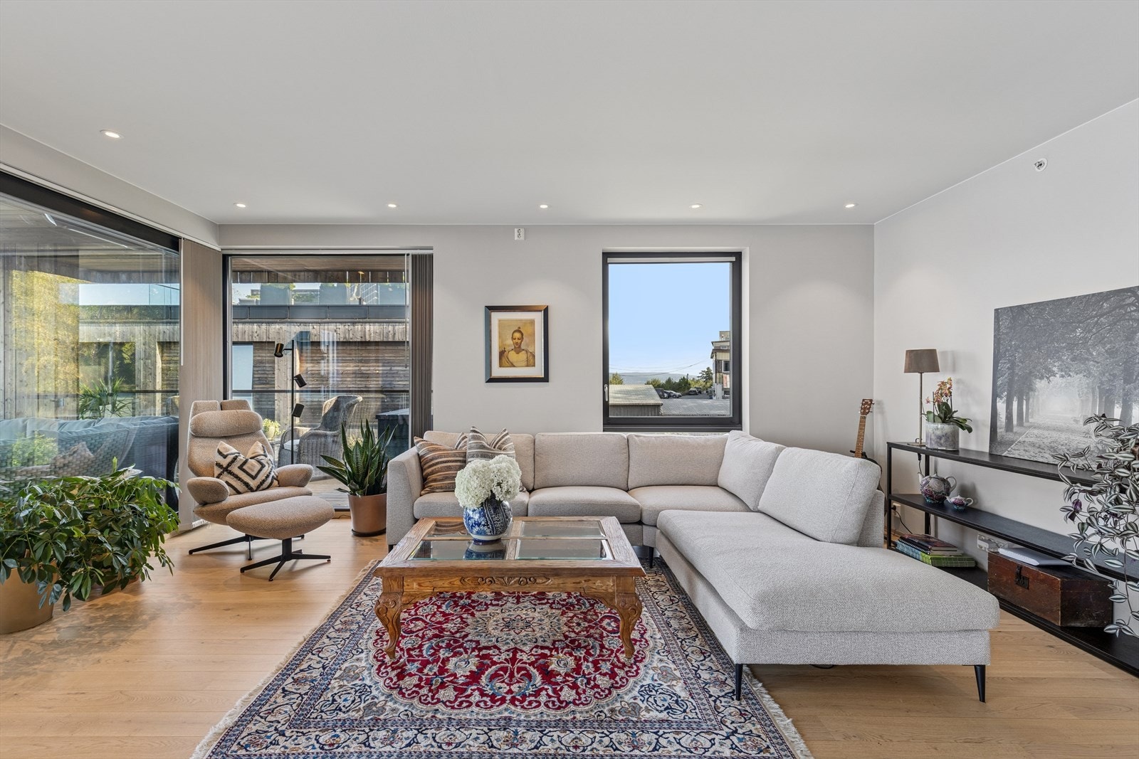 Åpen og sosial stue med tilknytning til både kjøkken og balkong. Galleribilde