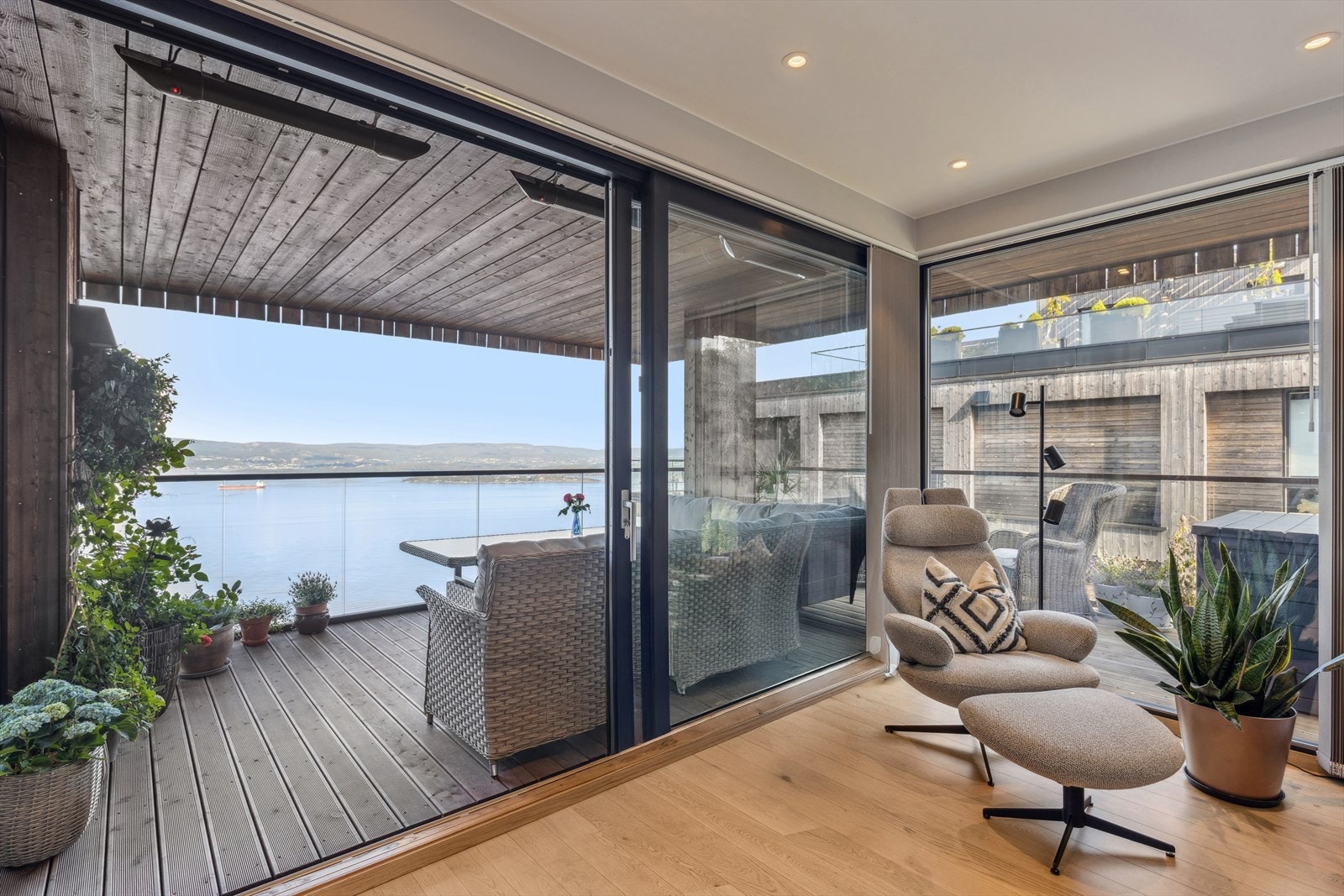 Fra stuen er det direkte utgang til balkong - perfekt for å forlenge stuearealet på fine dager. Galleribilde