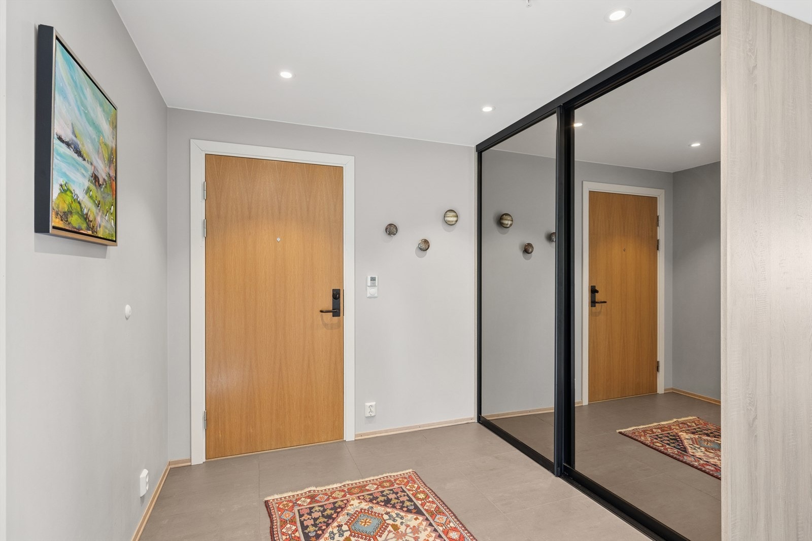 Innbydende entré med god plass til yttertøy og sko. Galleribilde