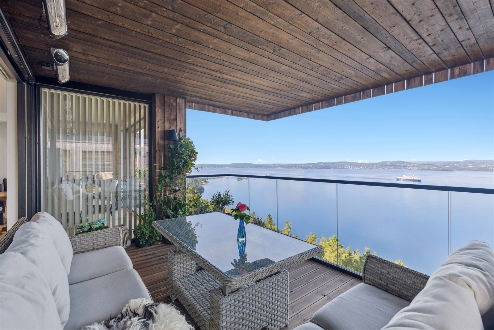 Solrik balkong med plass til sittegruppe og beplantning. Galleribilde