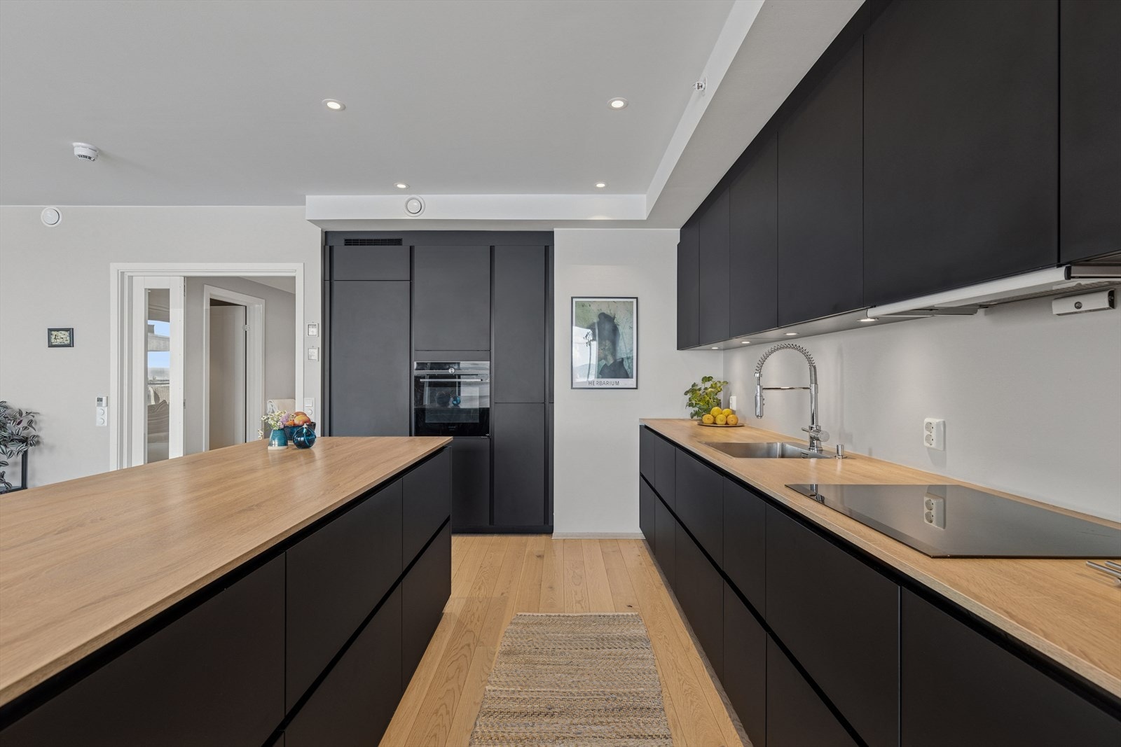 Åpen kjøkkenløsning som binder rommene sammen på en naturlig måte. Galleribilde