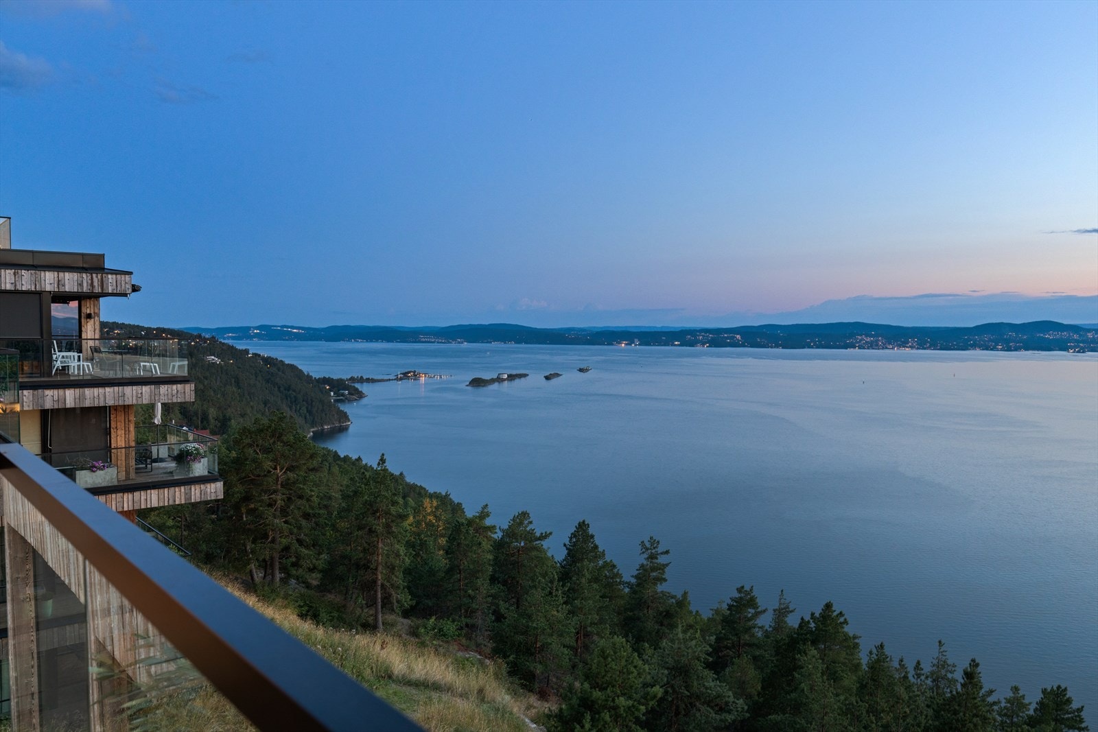 Fantastisk og vidstrakt utsikt over Oslofjorden - rett fra egen balkong. Galleribilde