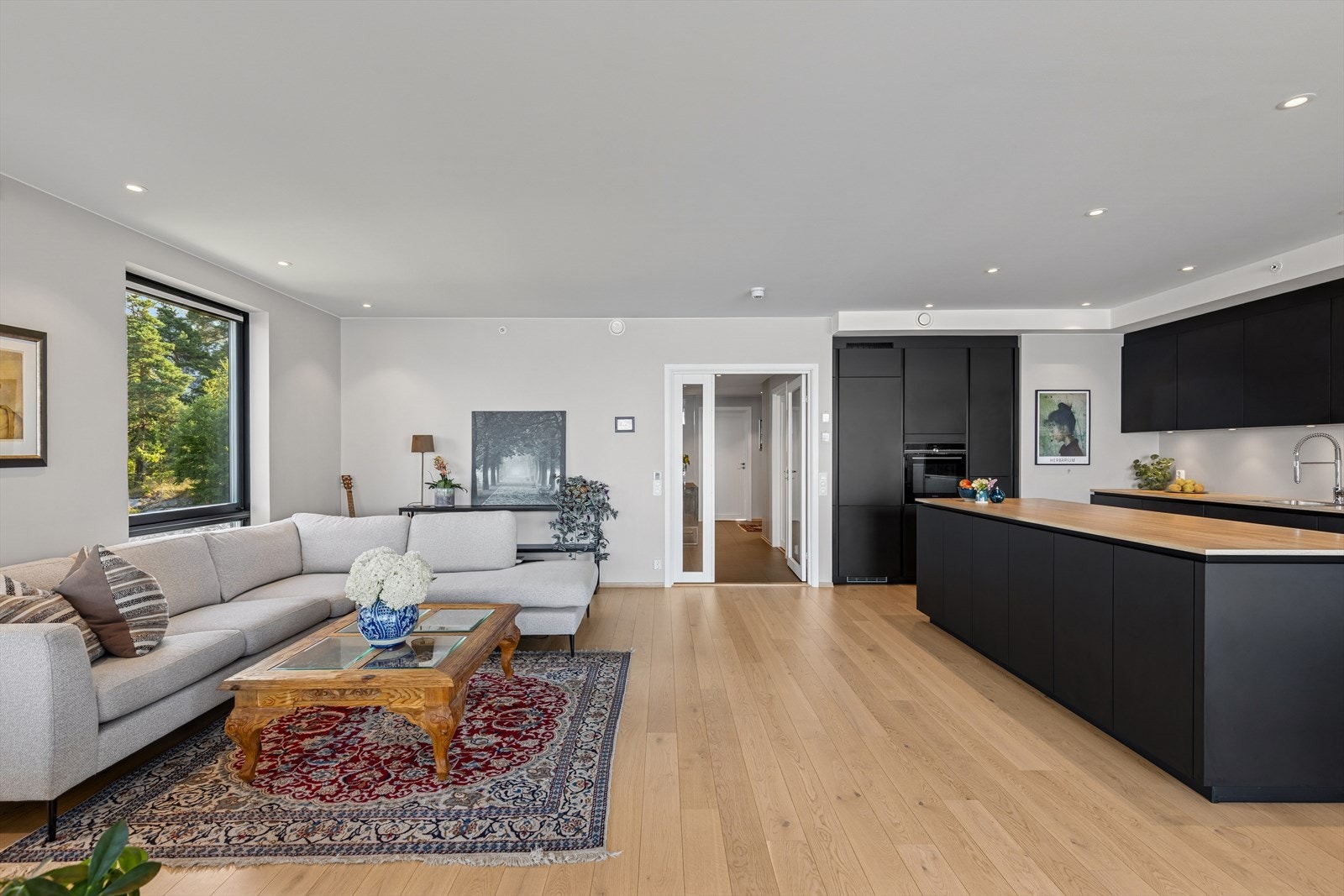 Romslig stue med god plass til både sofagruppe og TV-løsning. Galleribilde