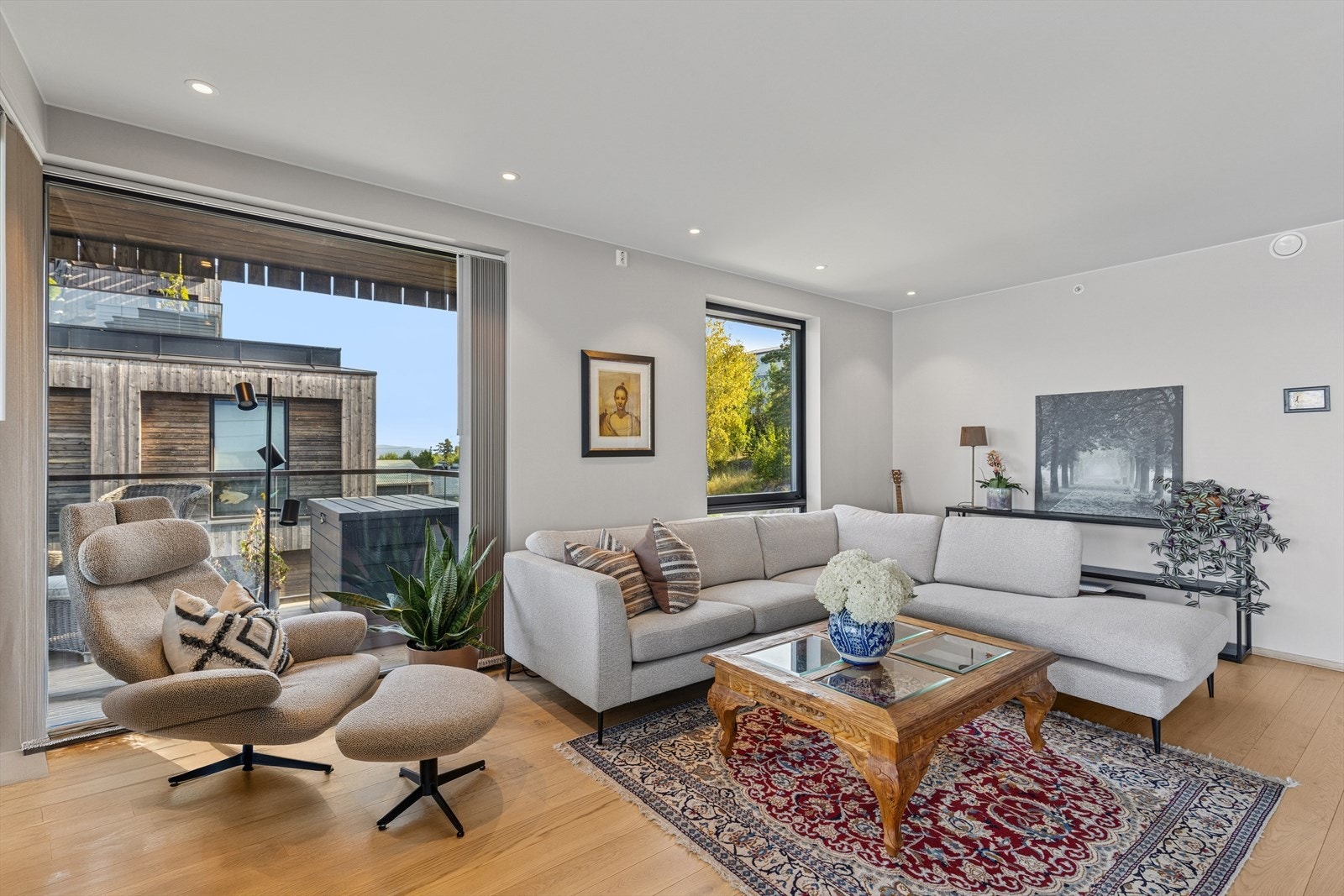 Store vinduer gir flott utsyn og mye naturlig lys. Galleribilde