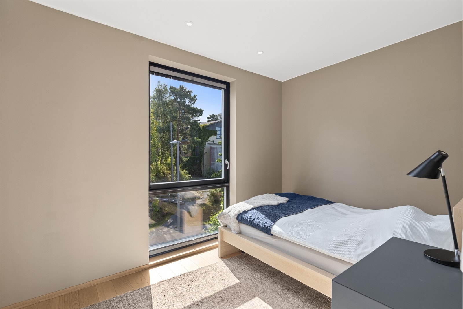 Lyst og romslig soverom - perfekt som barnerom, gjesterom eller hjemmekontor. Galleribilde