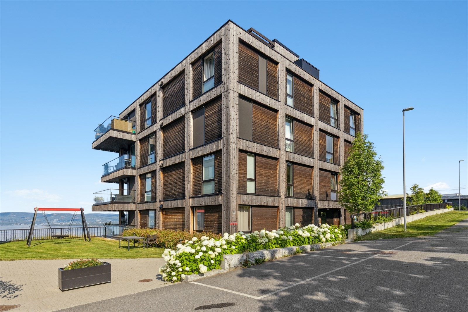 Bygningen er moderne med heis og adkomst til leiligheten via felles trapppegang. Galleribilde