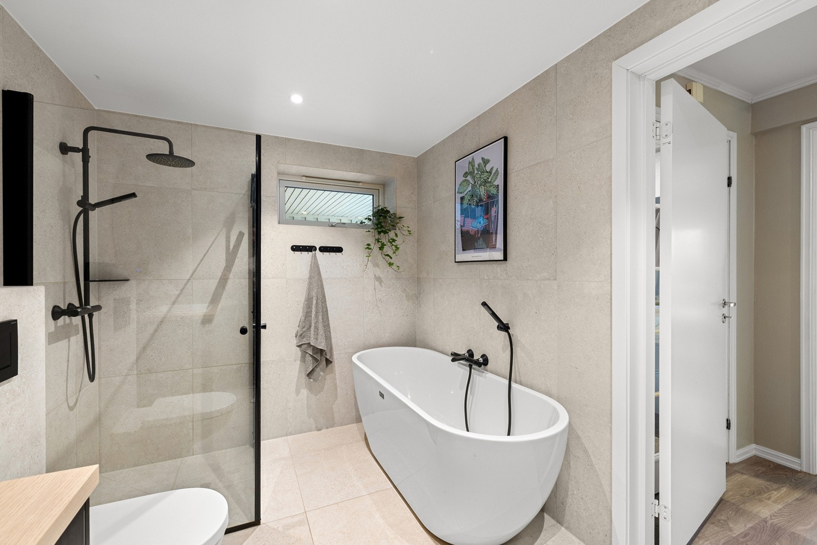 Lekkert og moderne bad med delikate fliser, gulvvarme og vindu som gir naturlig lys og mulighet for lufting. Galleribilde