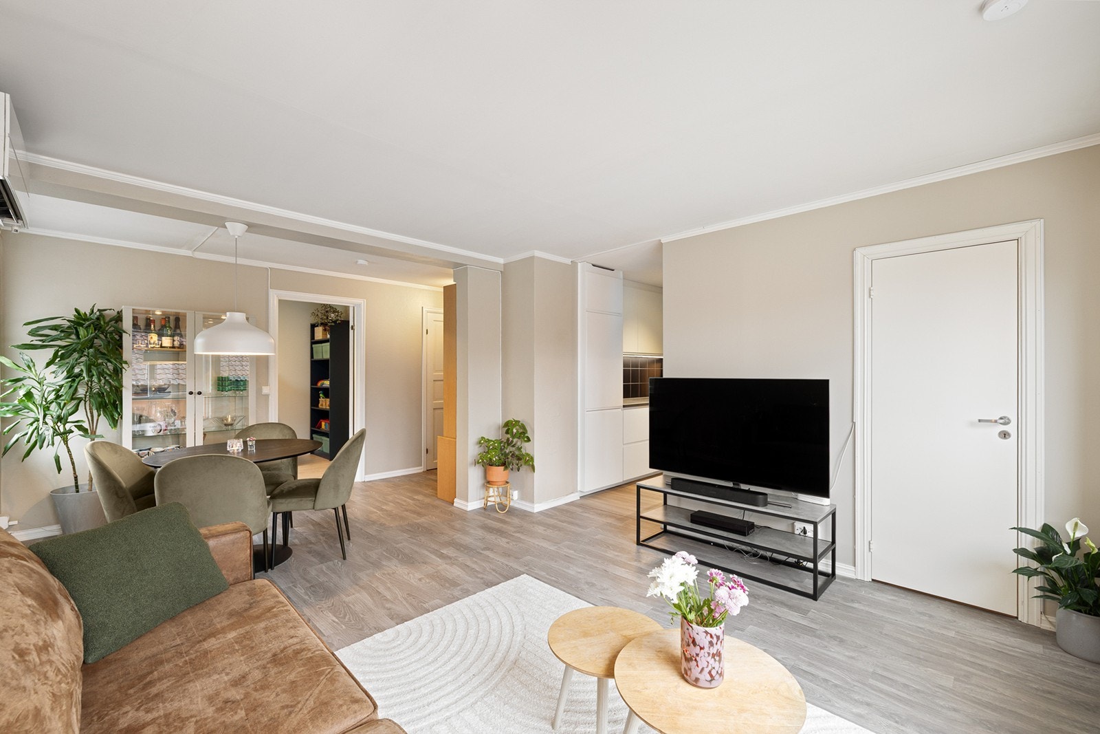 Lys og trivelig stue med store vindusflater som gir godt med naturlig lys inn i rommet. Galleribilde