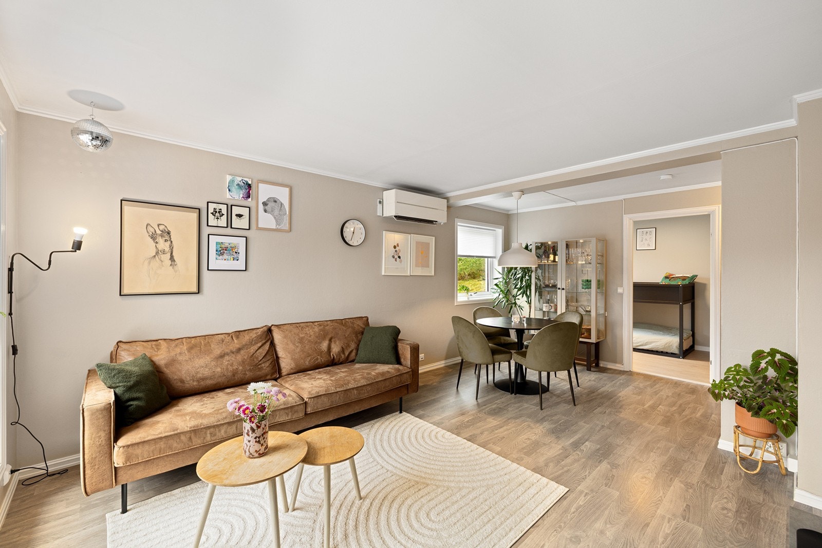 Stuen er utstyrt med varmepumpe som gir behagelig inneklima året rundt. Galleribilde