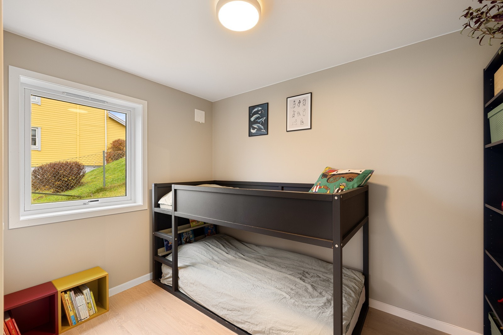 Pent oppusset soverom med slette nymalte vegger og nytt gulv. Galleribilde