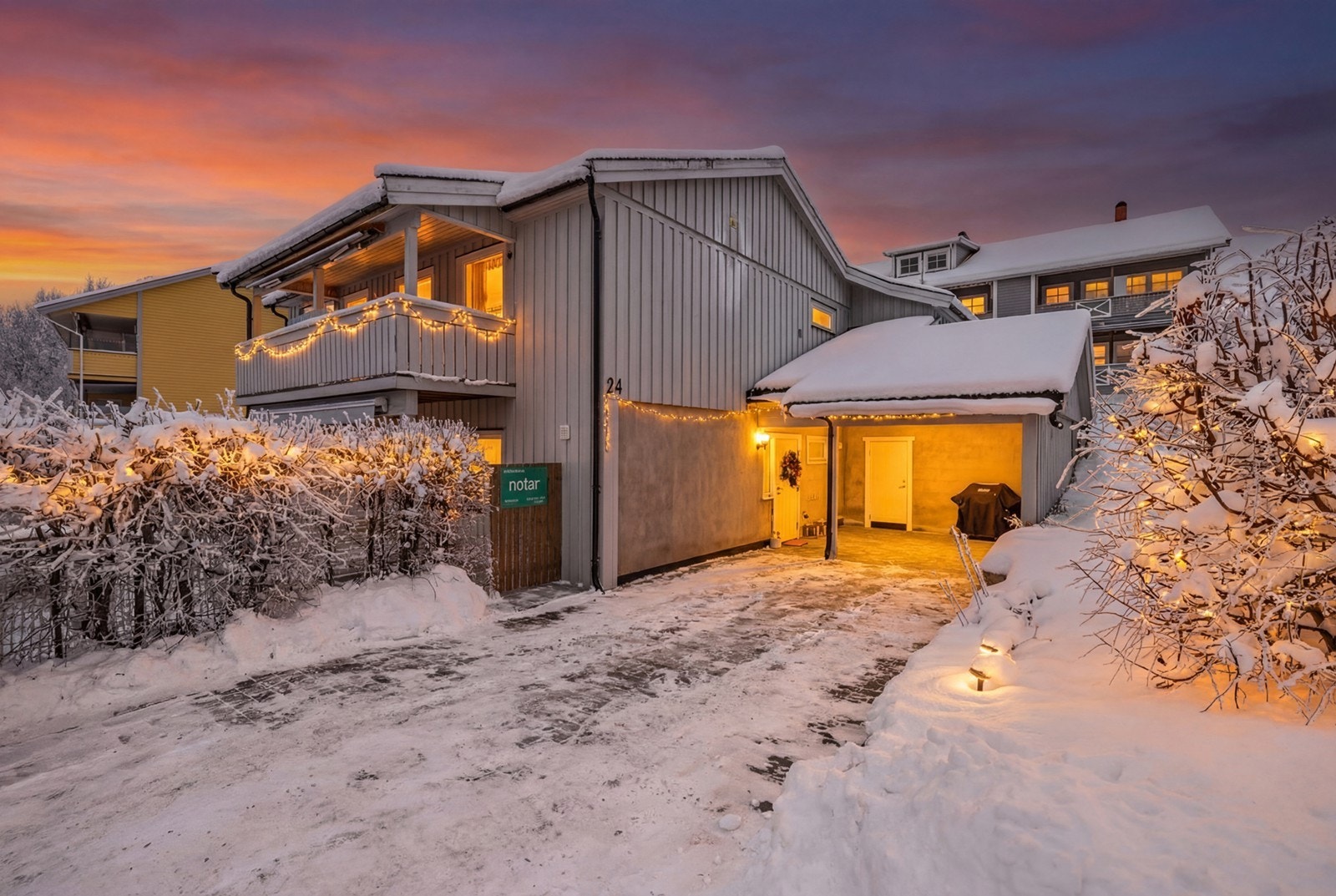 Rikelig med parkering rett utenfor inngangsdøren. Gå tørrskodd fra bil i romslig carport. Her er det også tilknyttet stor utebod. Galleribilde