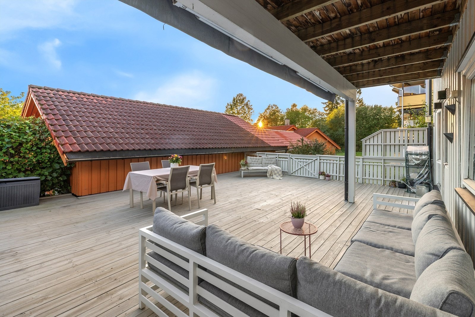 Privat og meget stor terrasse. Her er det gode solforhold fra morgen til kveld. Galleribilde