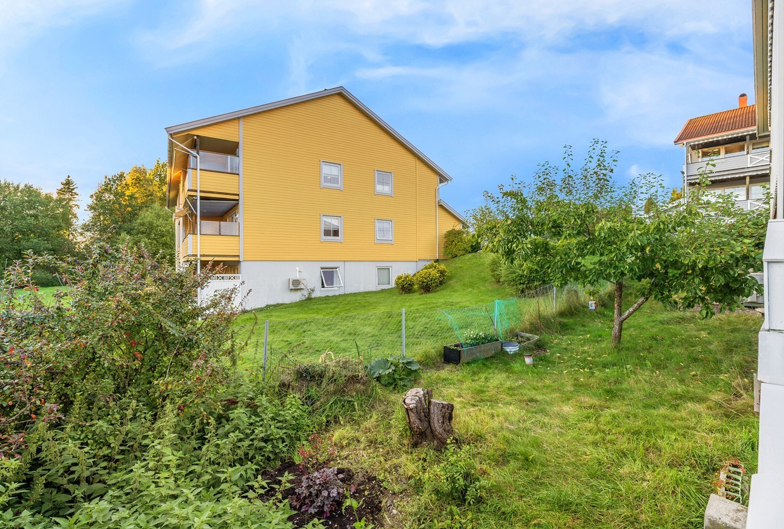 Fra terrassen er det adkomst til en privat og hyggelig hage, med frukttrær og gressplen. Galleribilde