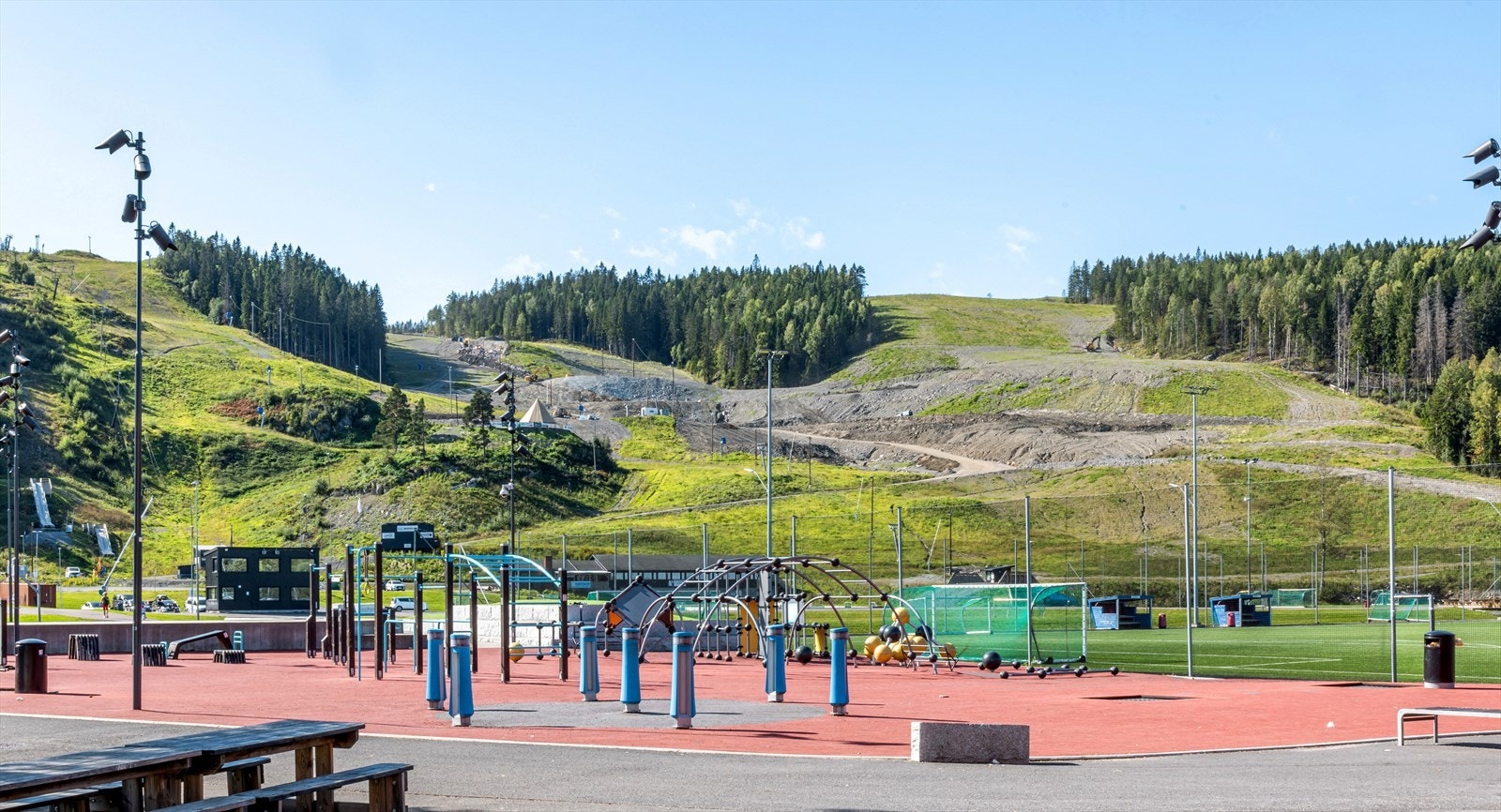 I Marikollen finner du hopp- og alpinbakke, lysløyper, skøytebane, en romslig kafeteria/varmestue og flere fotballbaner. Galleribilde