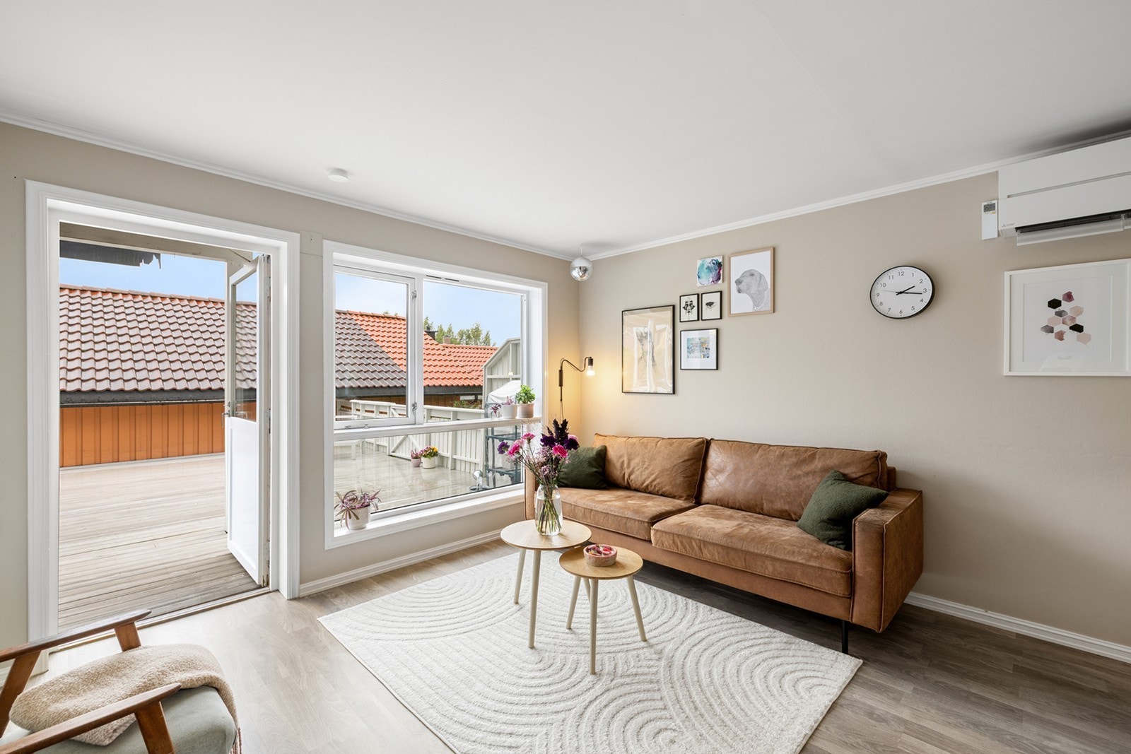 Det er direkte utgang til den store terrassen og hage. Galleribilde