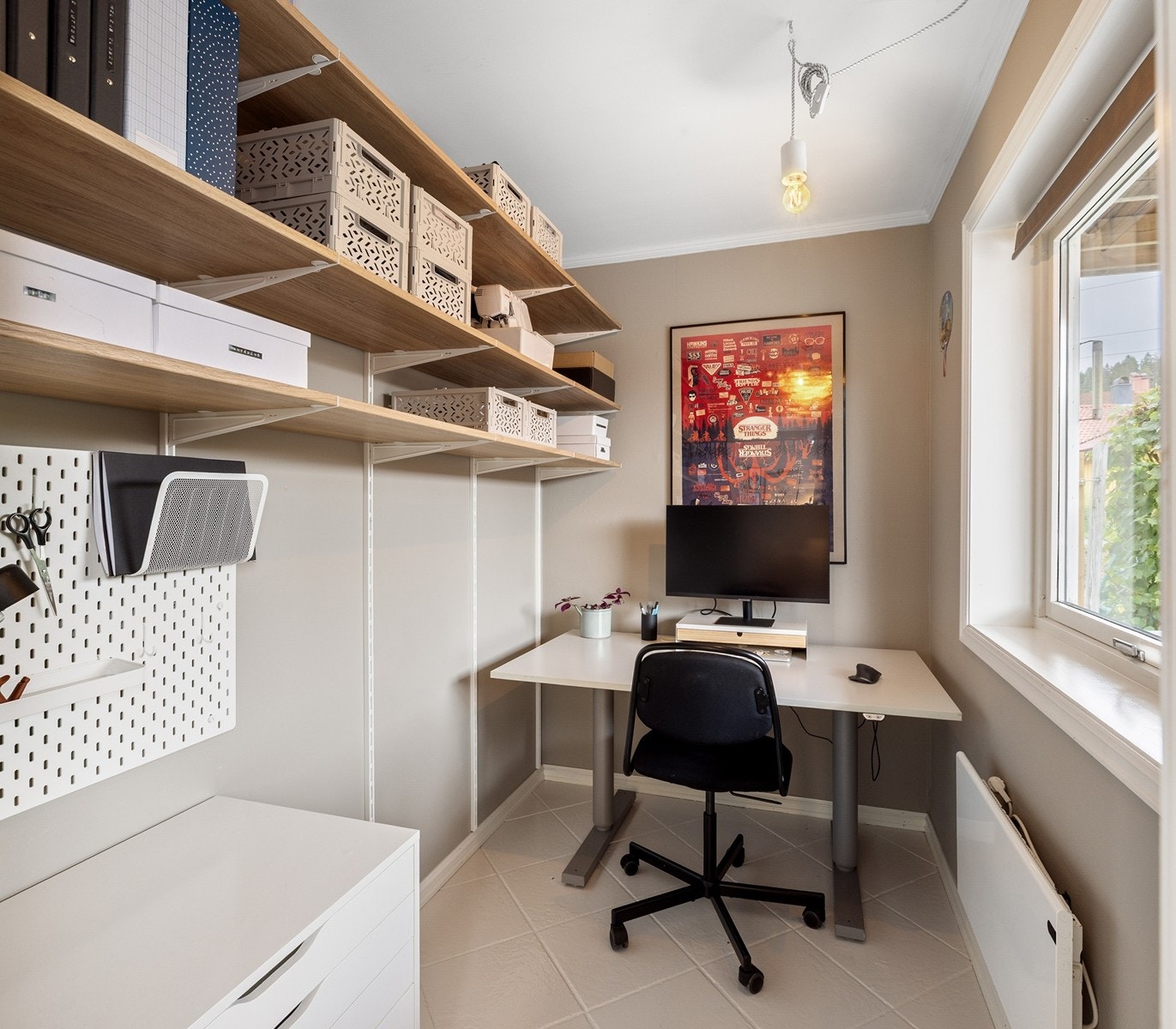 Praktisk og lyst kontor med god plass til hjemmekontor eller studier. Rommet er utstyrt med smarte oppbevaringsløsninger og rikelig med hylleplass, som gjør det enkelt å holde oversikt og orden. Galleribilde