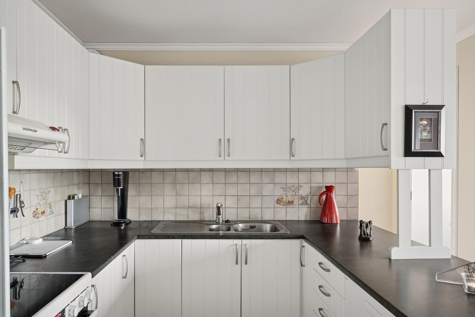 Kjøkkenet har profilerte fronter, laminert benkeplate og opplegg for oppvaskmaskin. Galleribilde