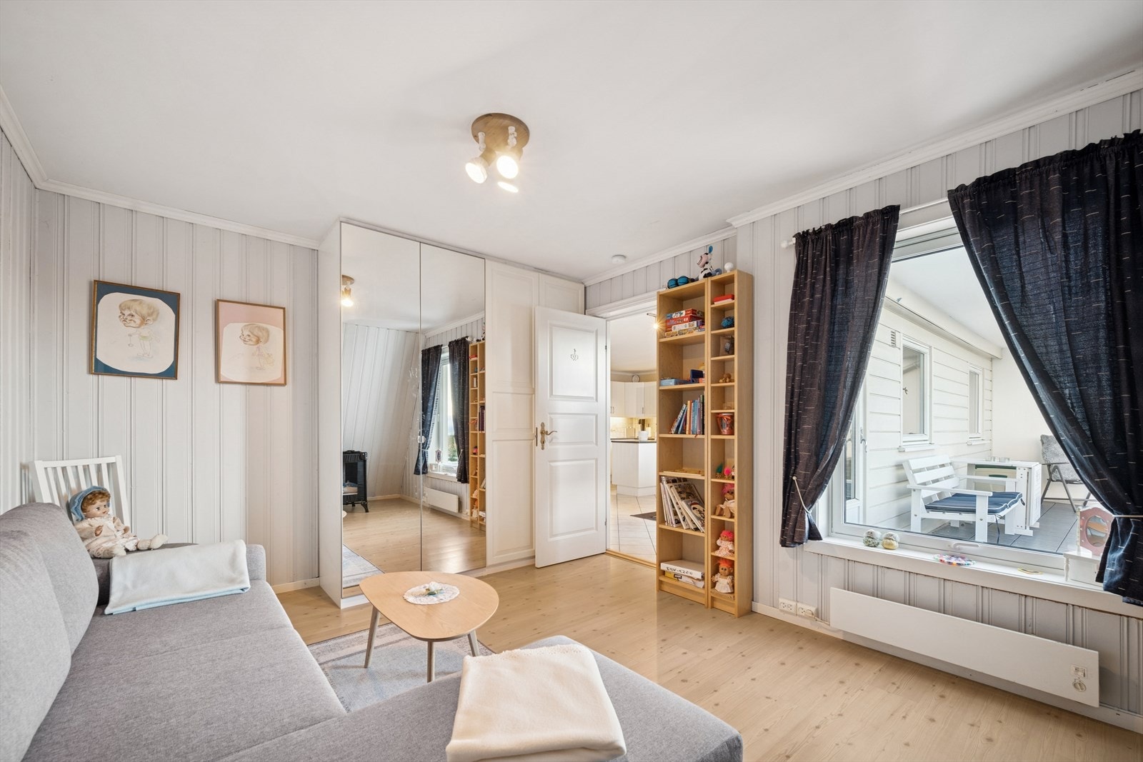 På soverommet er det god plass til store garderobeskap. Galleribilde