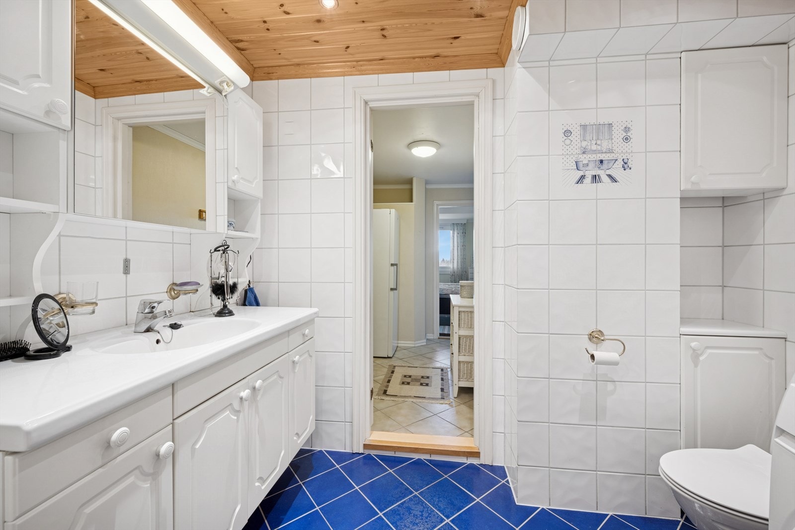 Bad med toalett, samt opplegg for vaskemaskin. Badene er opprinnelig fra byggeår, men pusset opp i 1999. Galleribilde