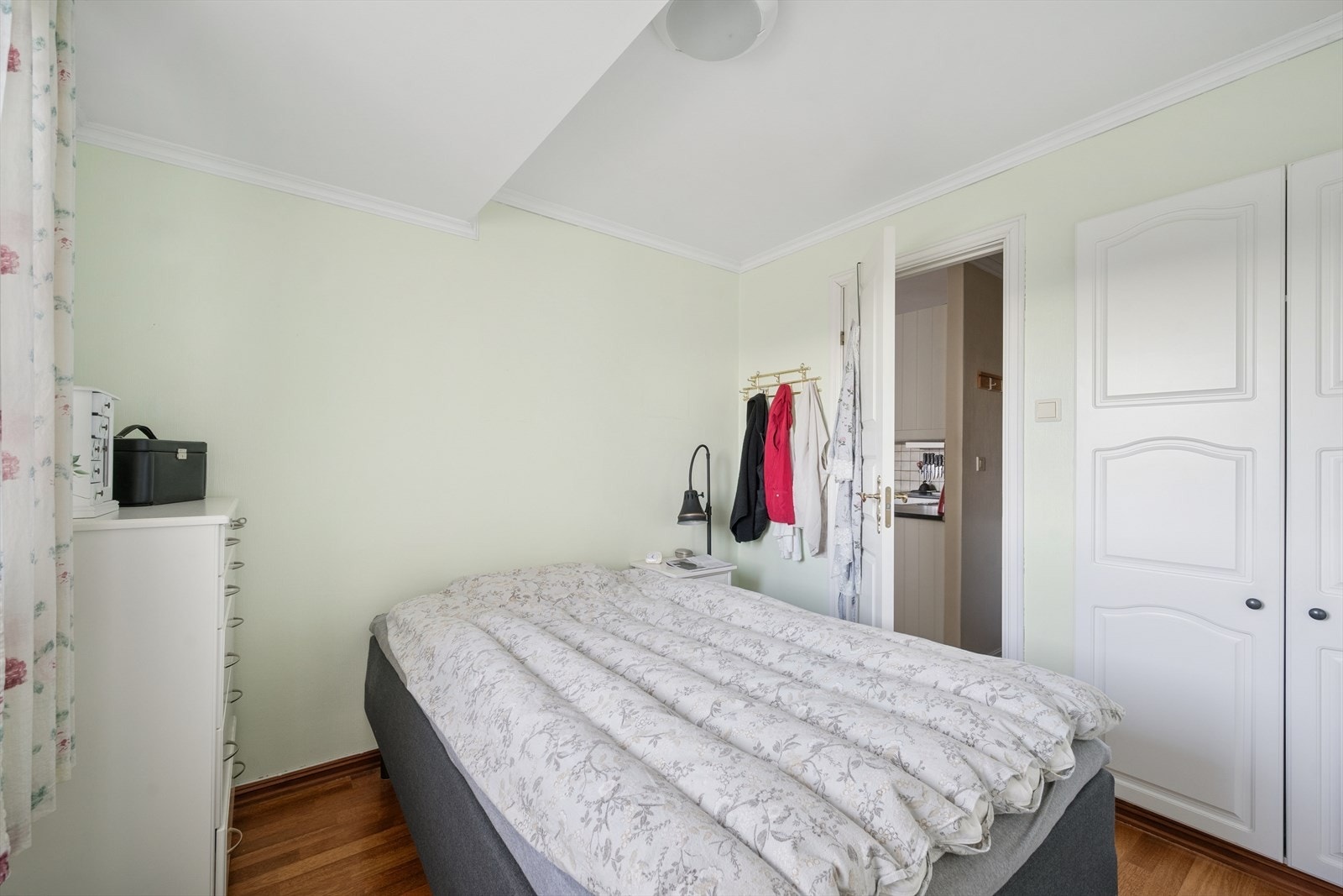 Soverom 2 av god størrelse med innebygd garderobeskap. Galleribilde