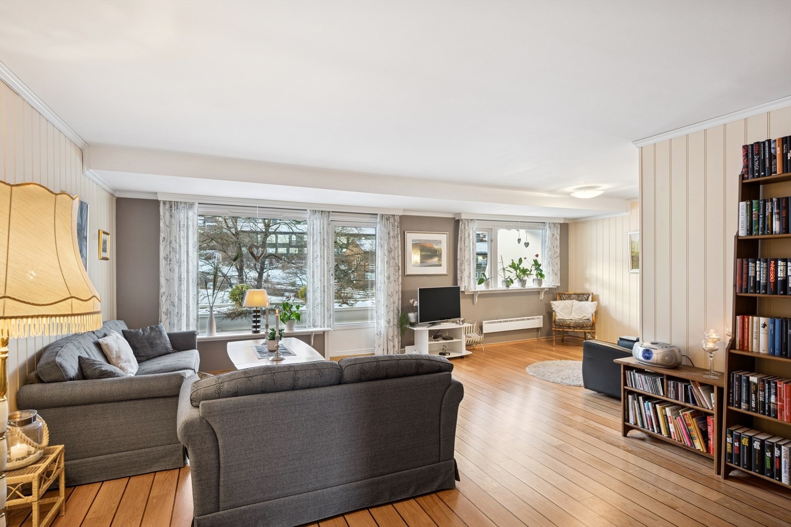 Romslig stue med gode møbleringsmuligheter og store vinduer som gir en åpen og luftig følelse. Herfra er det utgang til én av boligens terrasser. Mulighet for å lage soverom nr 3 i stue (ligger i opprinnelige tegninger). Galleribilde