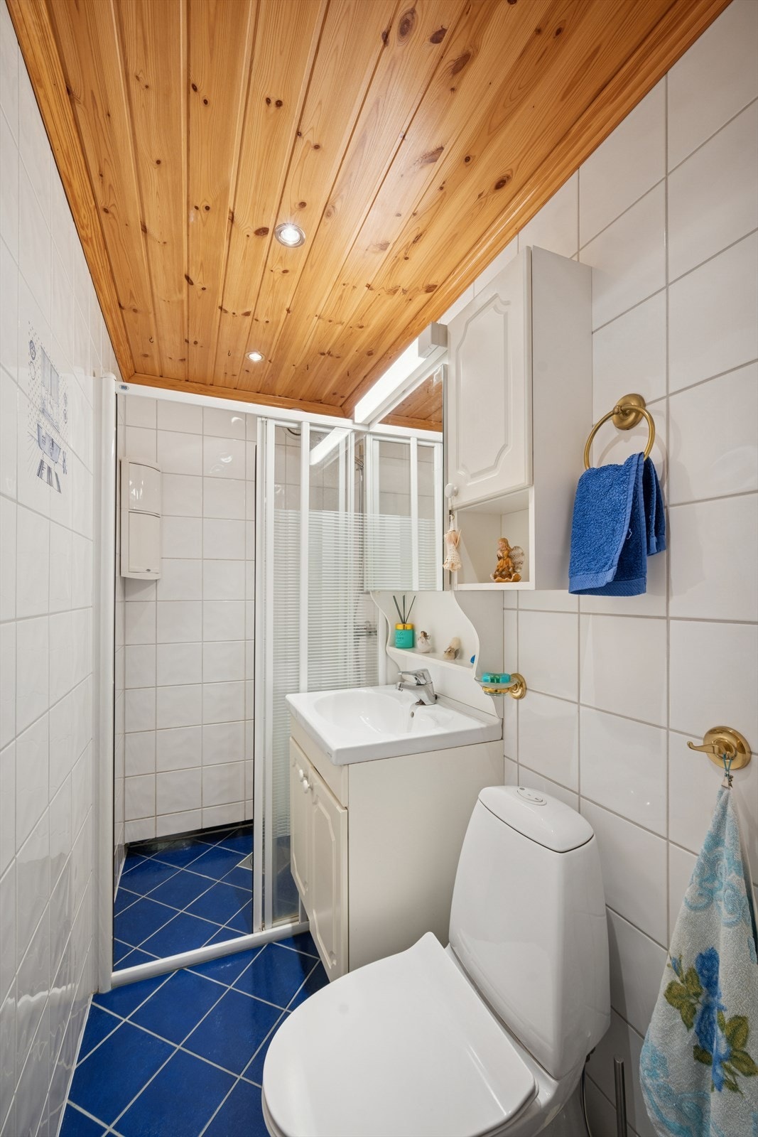 Badet er todelt med felles sluk. Flislagt gulv med varmekabler og flislagte vegger. Innredning med servant, toalett og dusj. Galleribilde