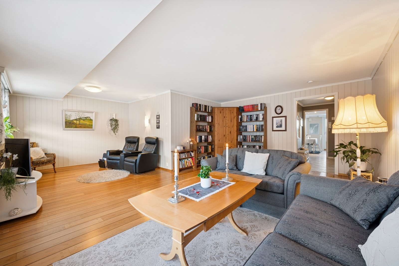 Stuen har god plass til flere sosiale soner. Galleribilde