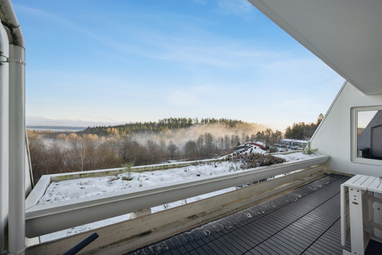 Terrasse med tilgang fra kjøkkenet, flott fjordutsikt og sol fra tidlig morgen til sen formiddag. Galleribilde