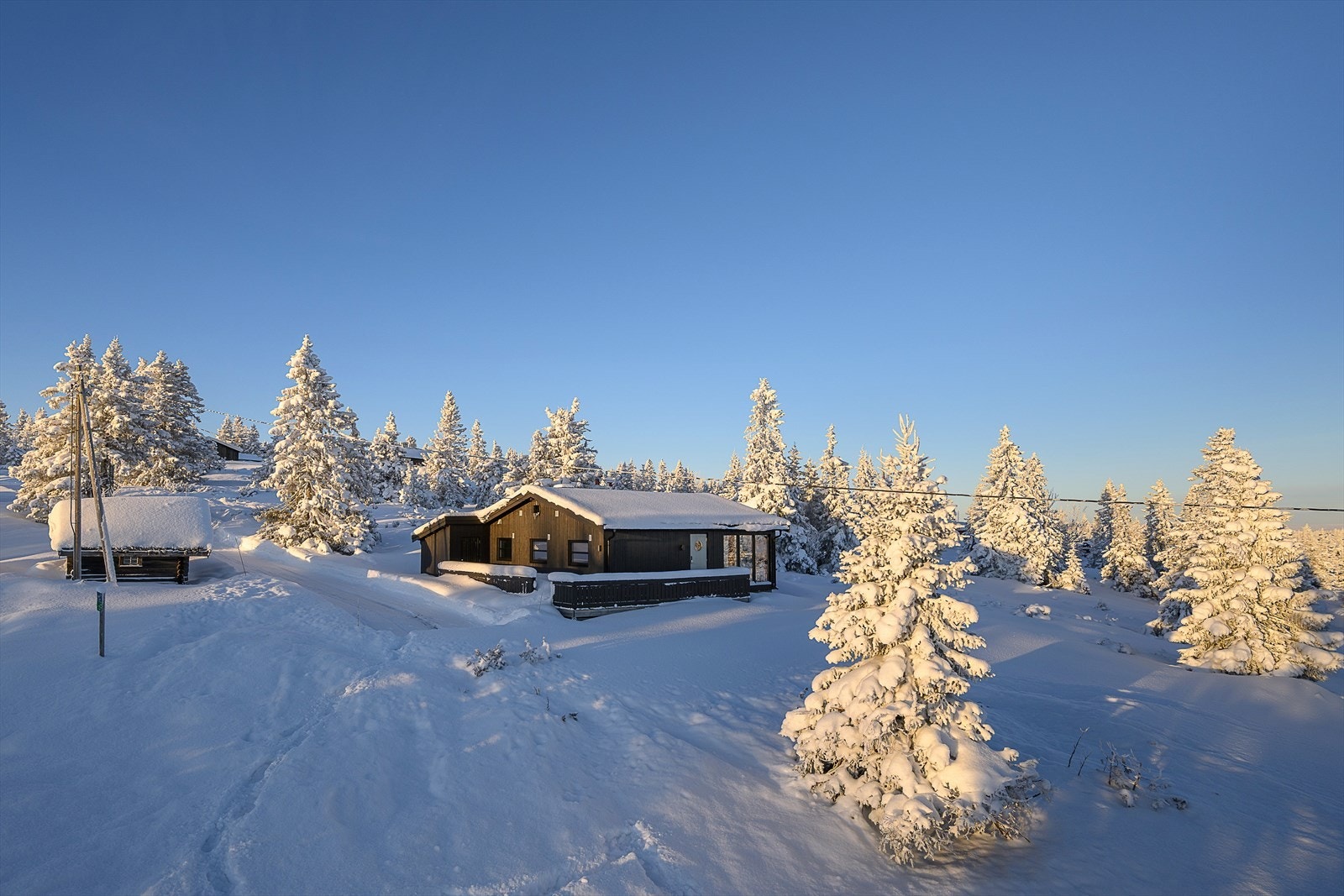 Hytta ligger høyt og fritt på 907 meter over havet, med en flott plassering i terrenget. Galleribilde