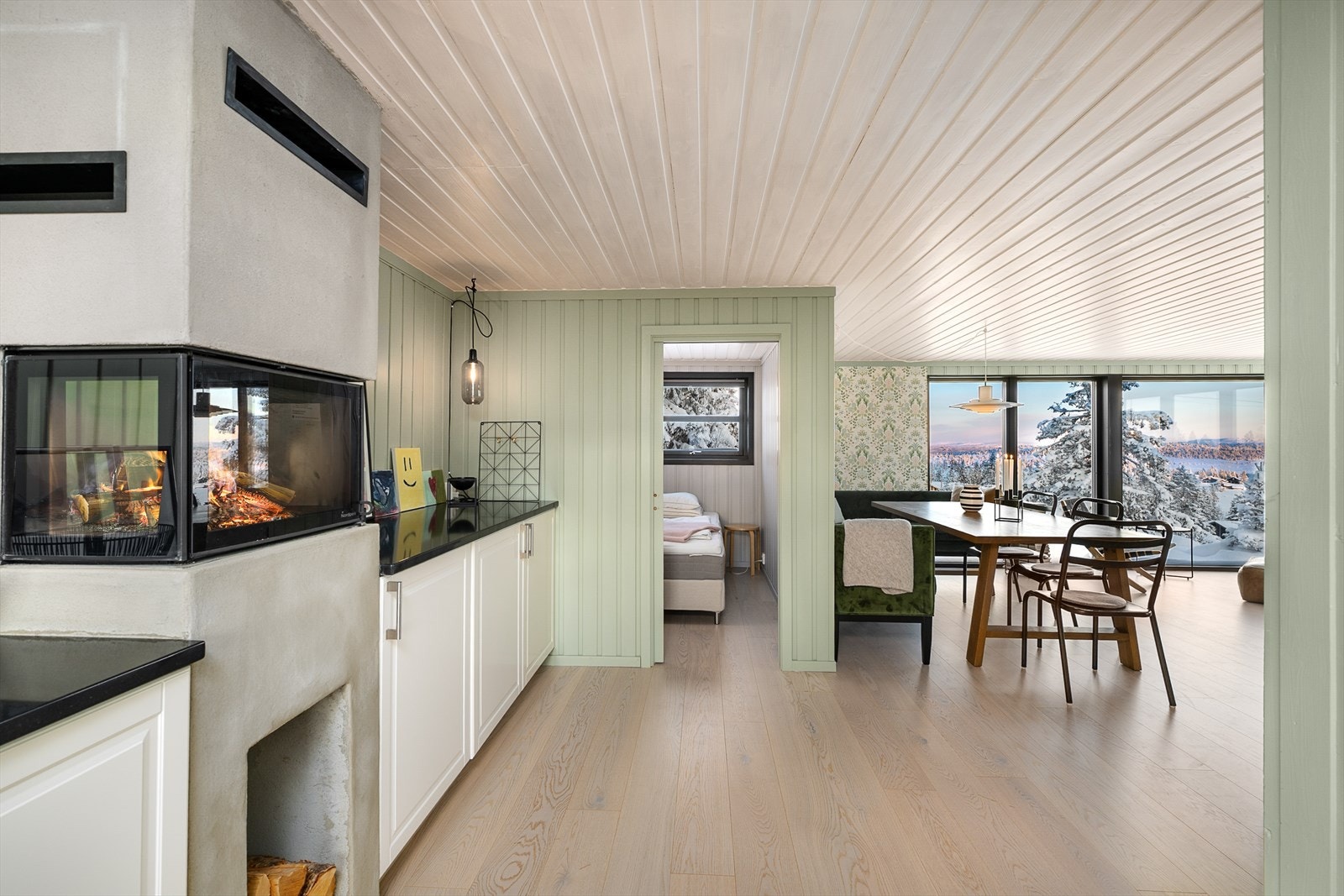 Fra kjøkkenet har du fint kontakt mot stue og spiseplass. De store vinduene gir fin lyseffekt også inn på kjøkkenet. Galleribilde