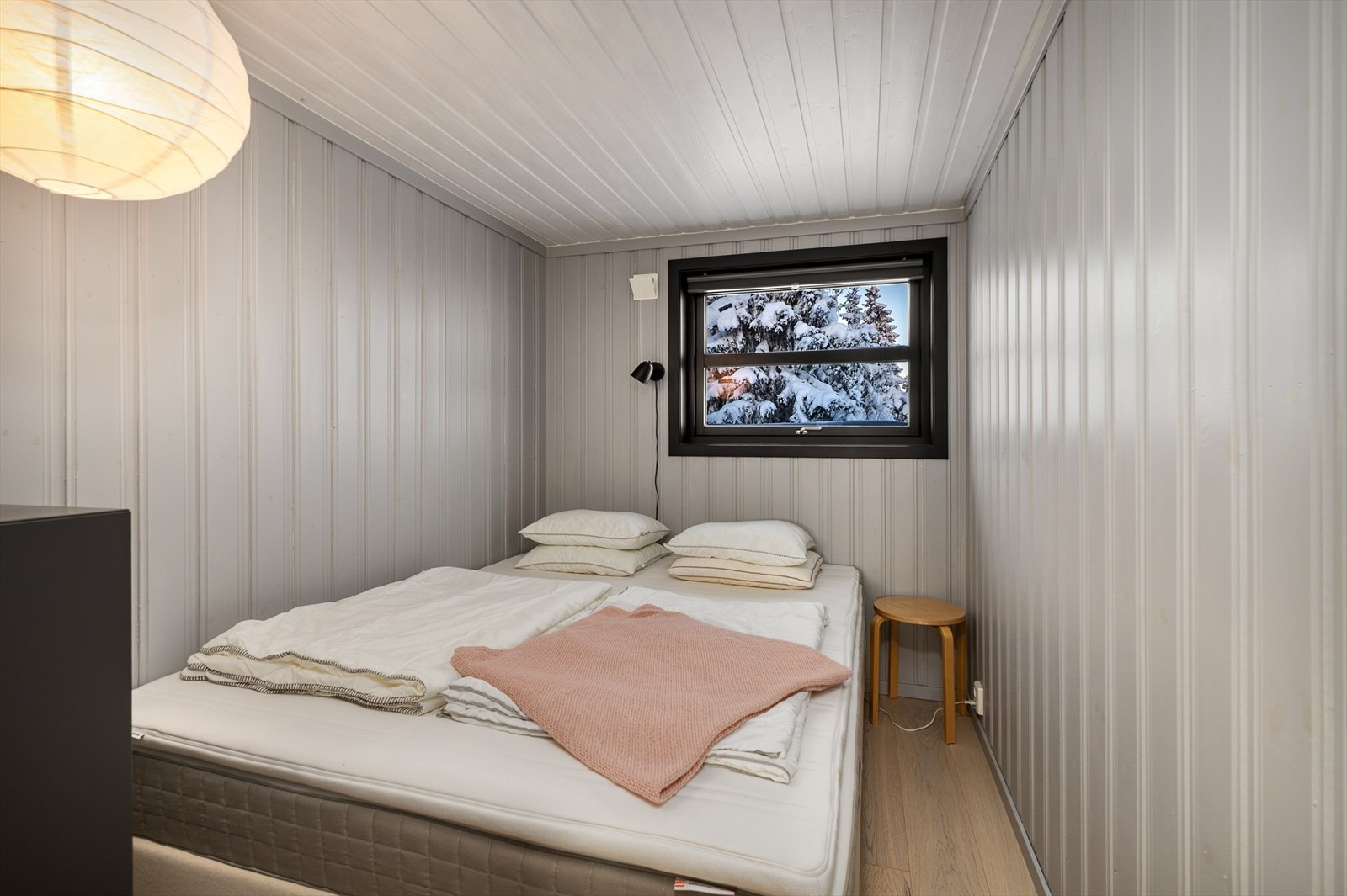 Hyttas hovedsoverom har plass til dobbeltseng. Galleribilde