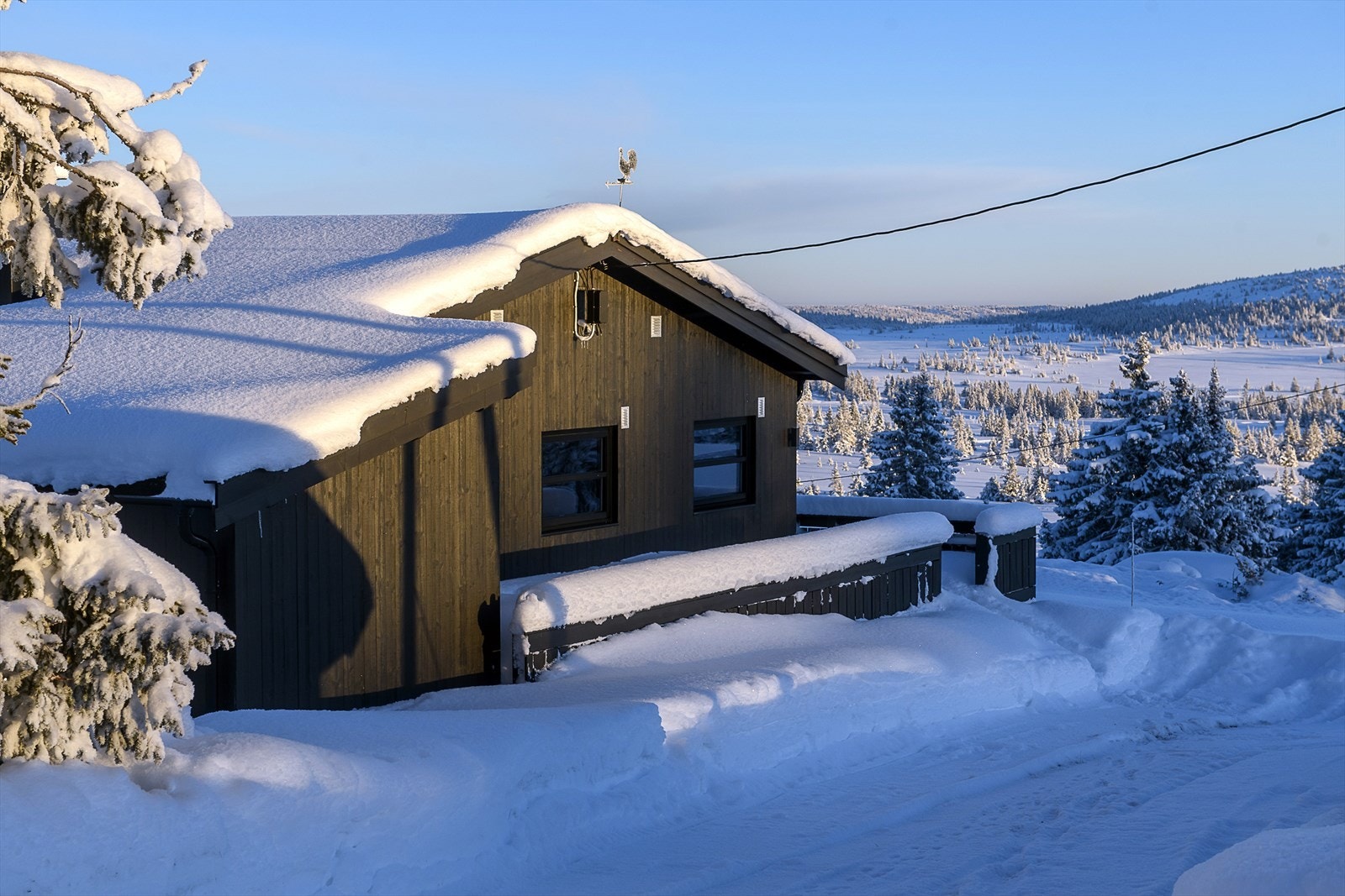 Terrassen strekker seg langs to av hyttas vegger og er en del av inngangspartiet. Galleribilde
