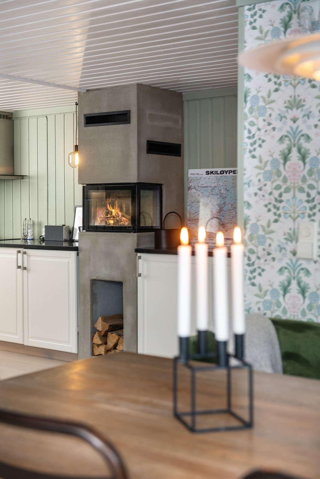 Peisen er fint plassert og bidrar med ekstra god varme og ikke minst den riktige stemningen. Galleribilde