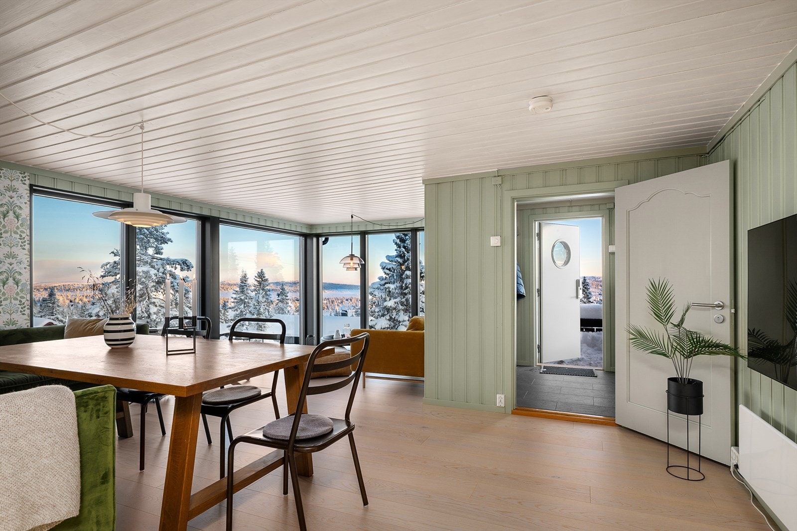 Hytta har et sosialt og hyggelig oppholdsrom. Det er adkomst til to av soverommene og badet fra stua og kjøkkenet. Galleribilde