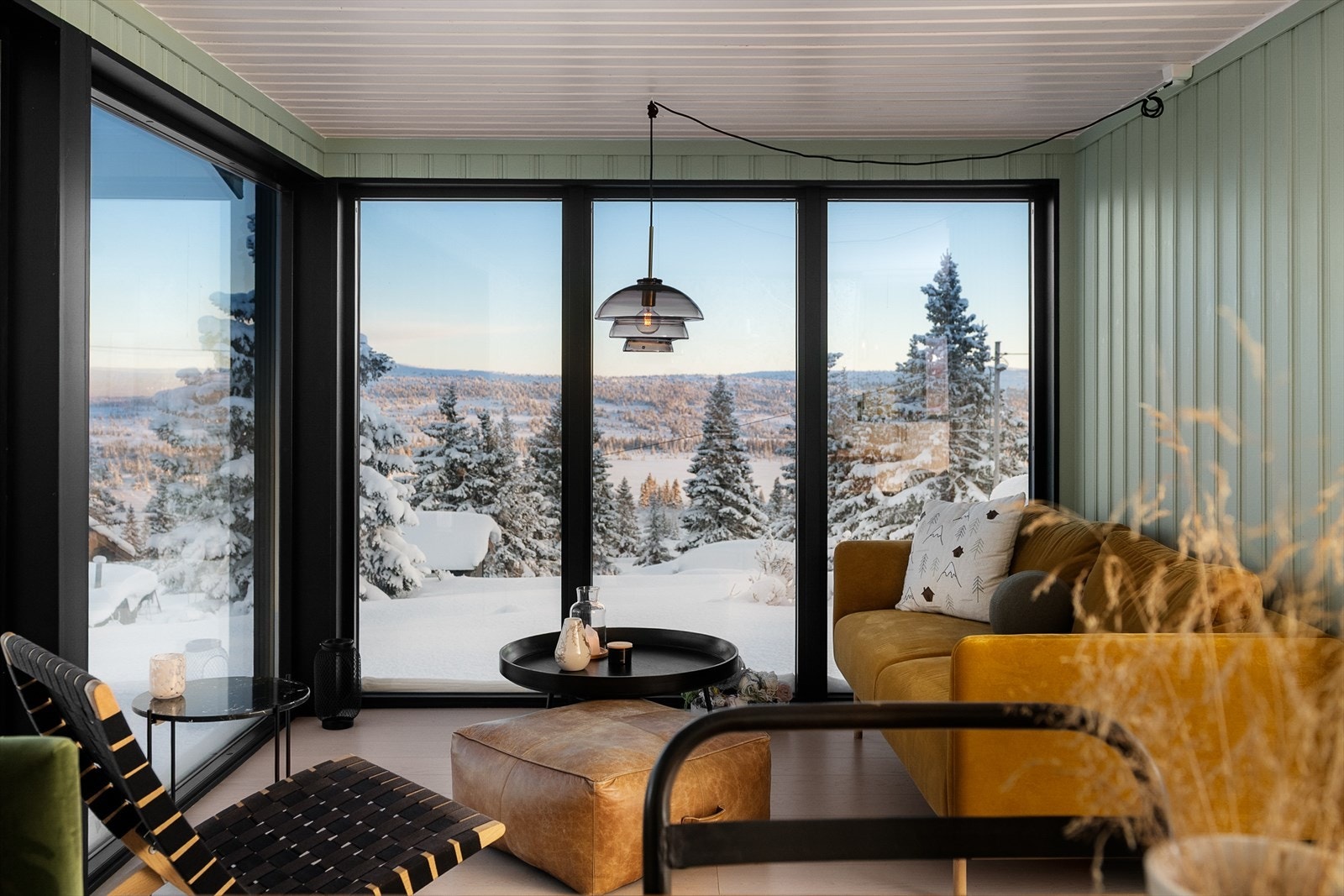 Tett på naturen! De store vinduene visker ut skillet mellom inne og ute. Galleribilde