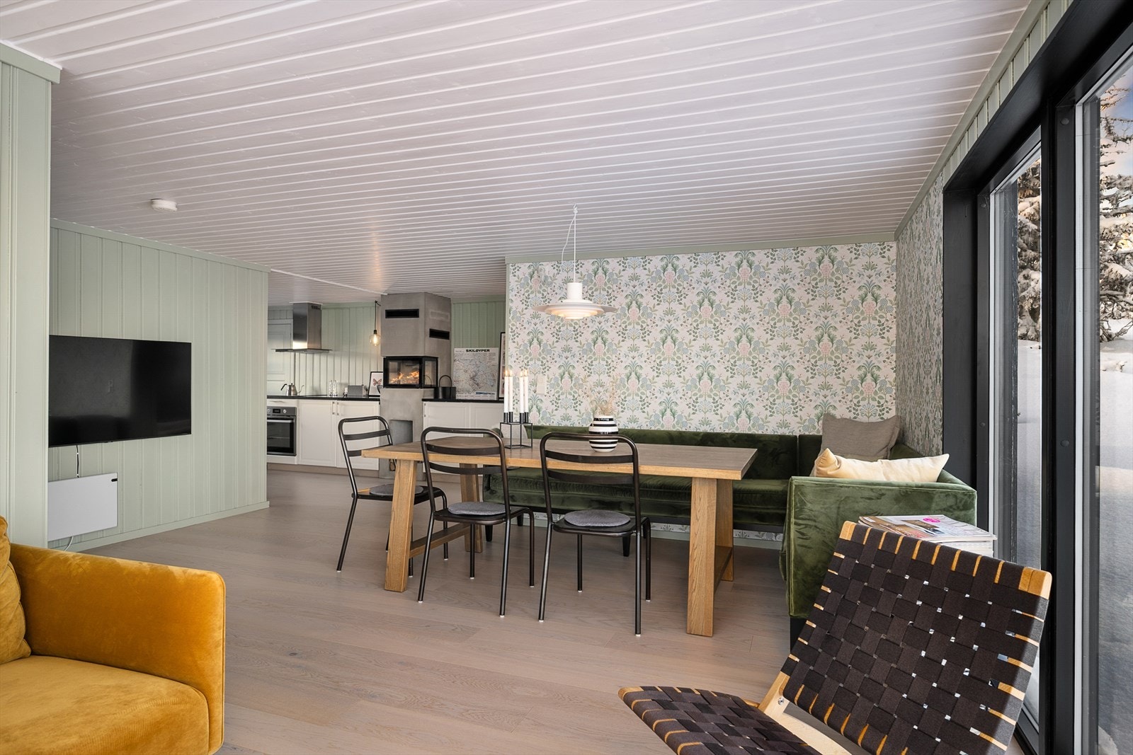 Den åpne løsningen mellom stue og kjøkken skaper et sosialt og innbydende allrom. Galleribilde