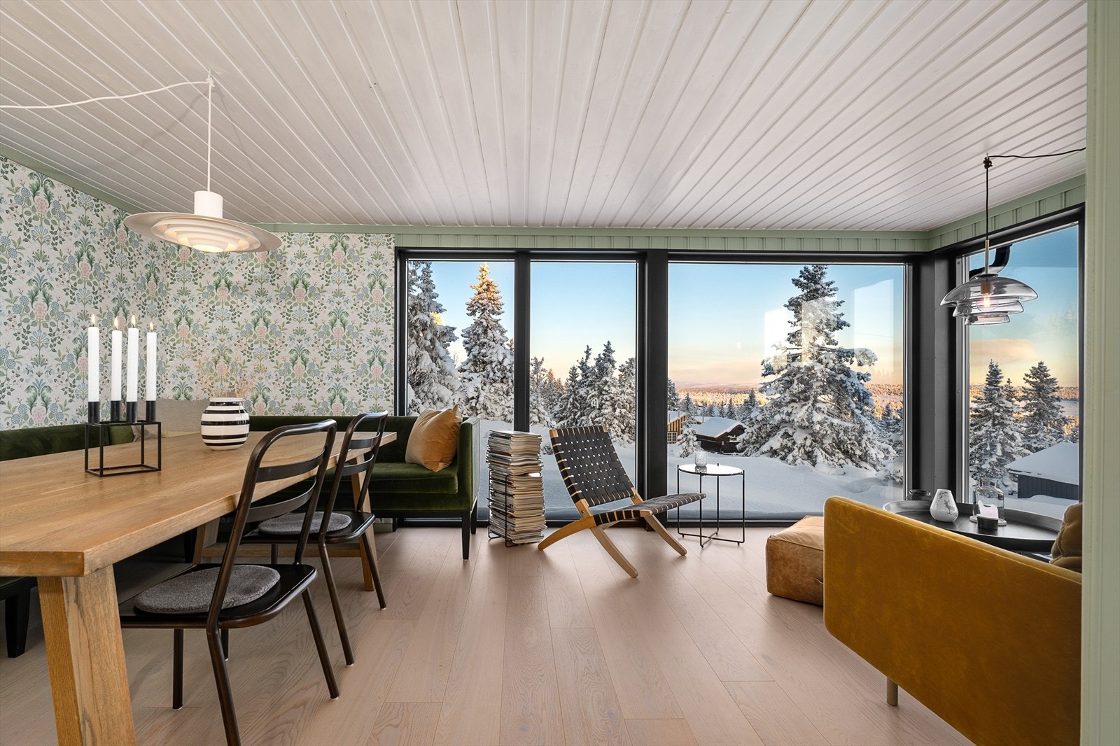 Gjennomgående materialvalg og farger gir en helhetlig og rolig stemning. Galleribilde