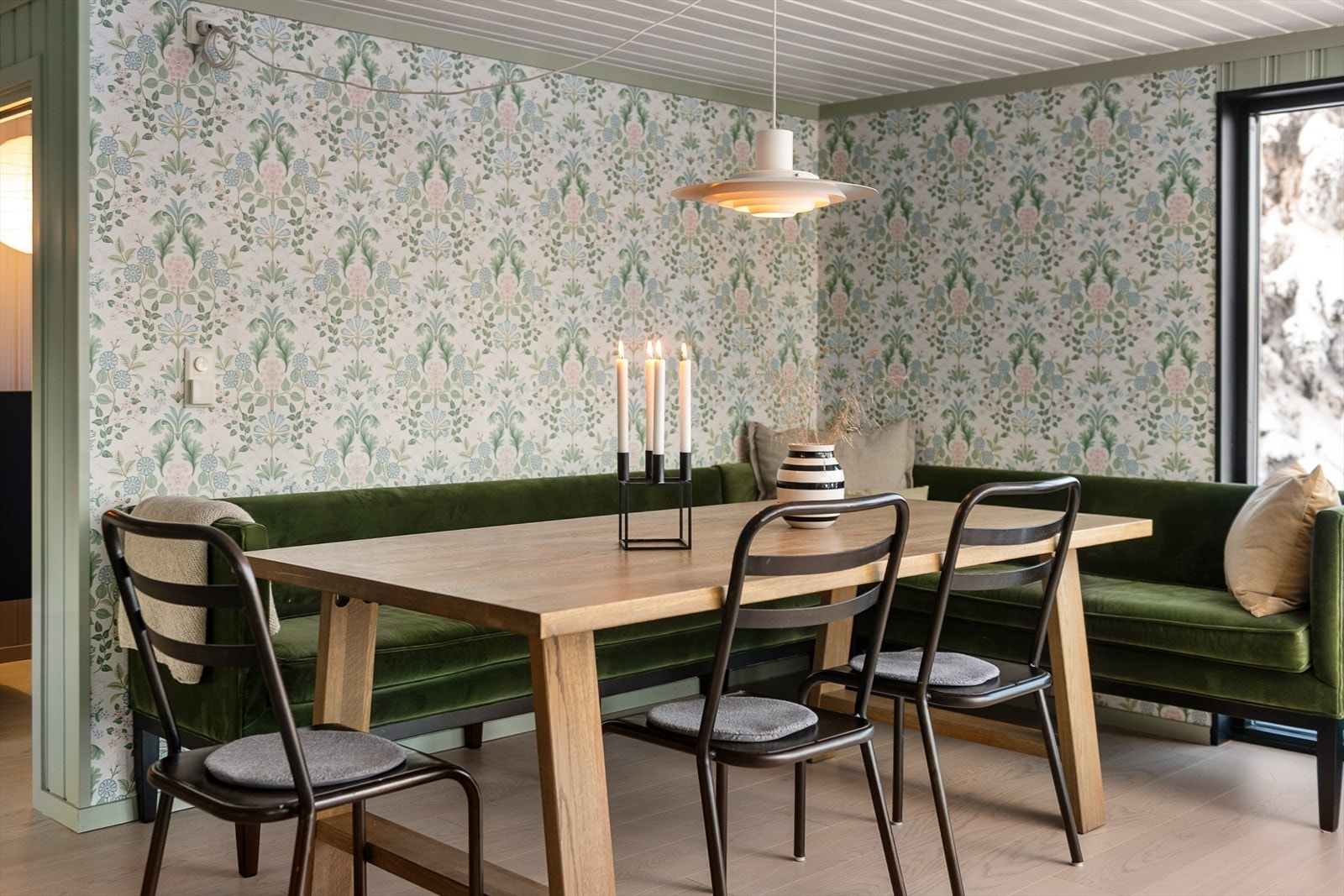 God plass til spisebord og rikelig med sitteplasser. Et hyggelig sted å samles til felles måltider. Galleribilde