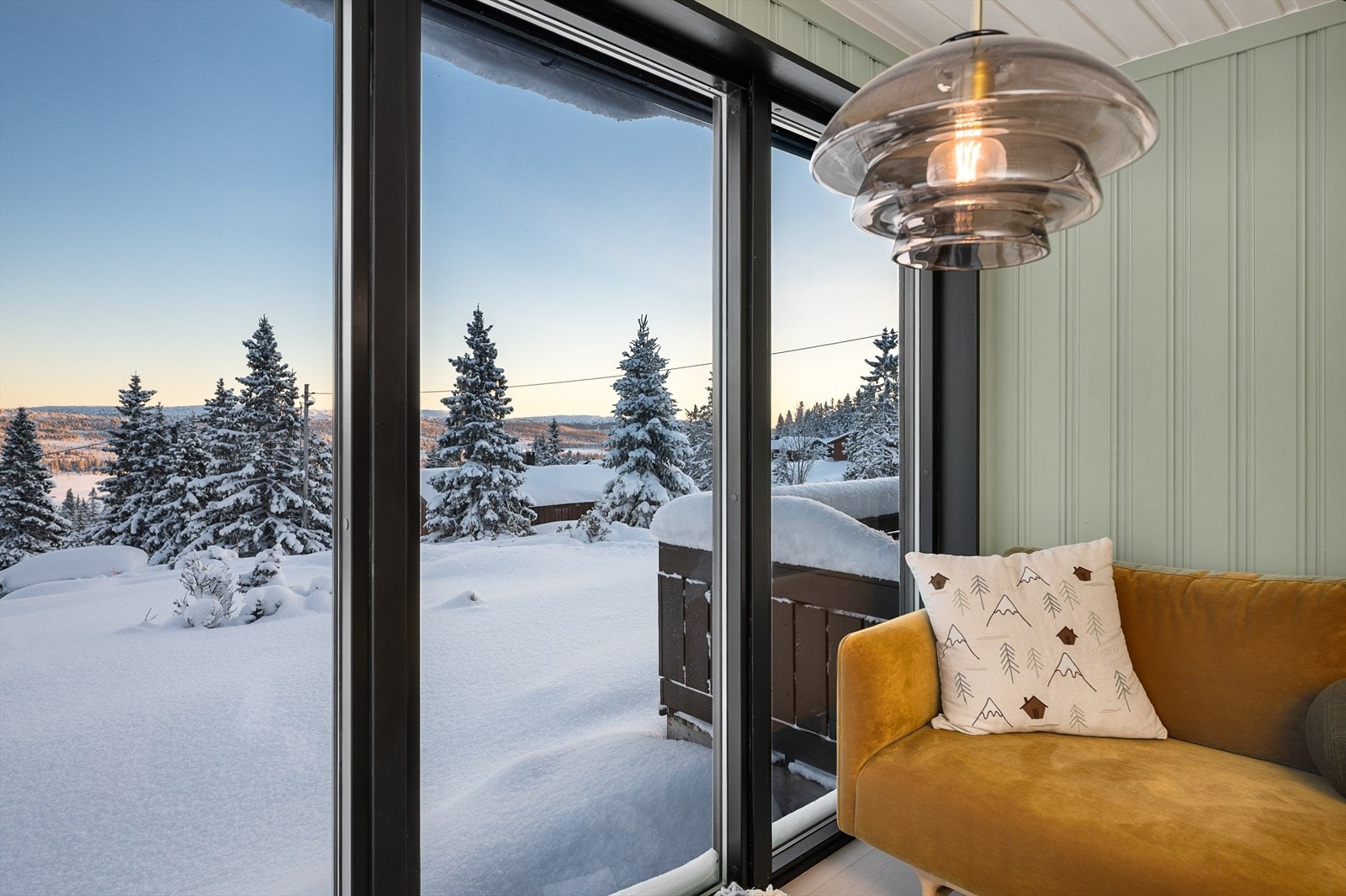 Fra stuen er det direkte utgang til terrassen og naturtomten. Galleribilde