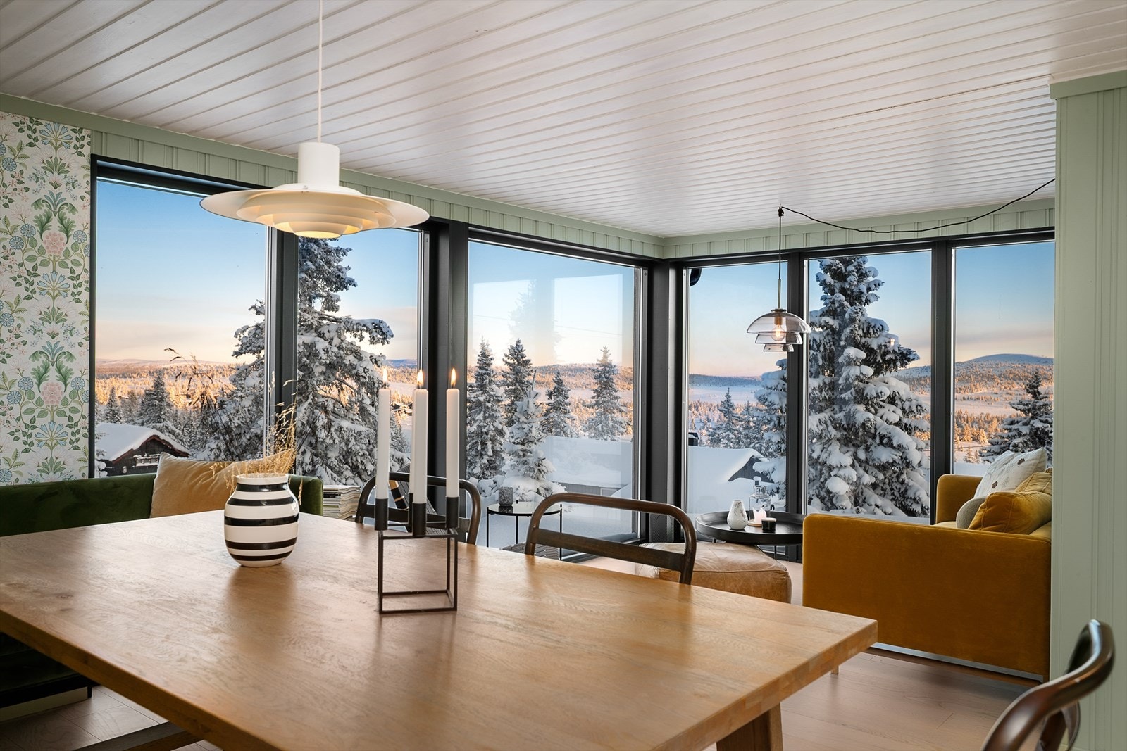 Nydelig utsikt gjennom stuevinduene - et levende maleri som endrer seg med årstidene. Galleribilde