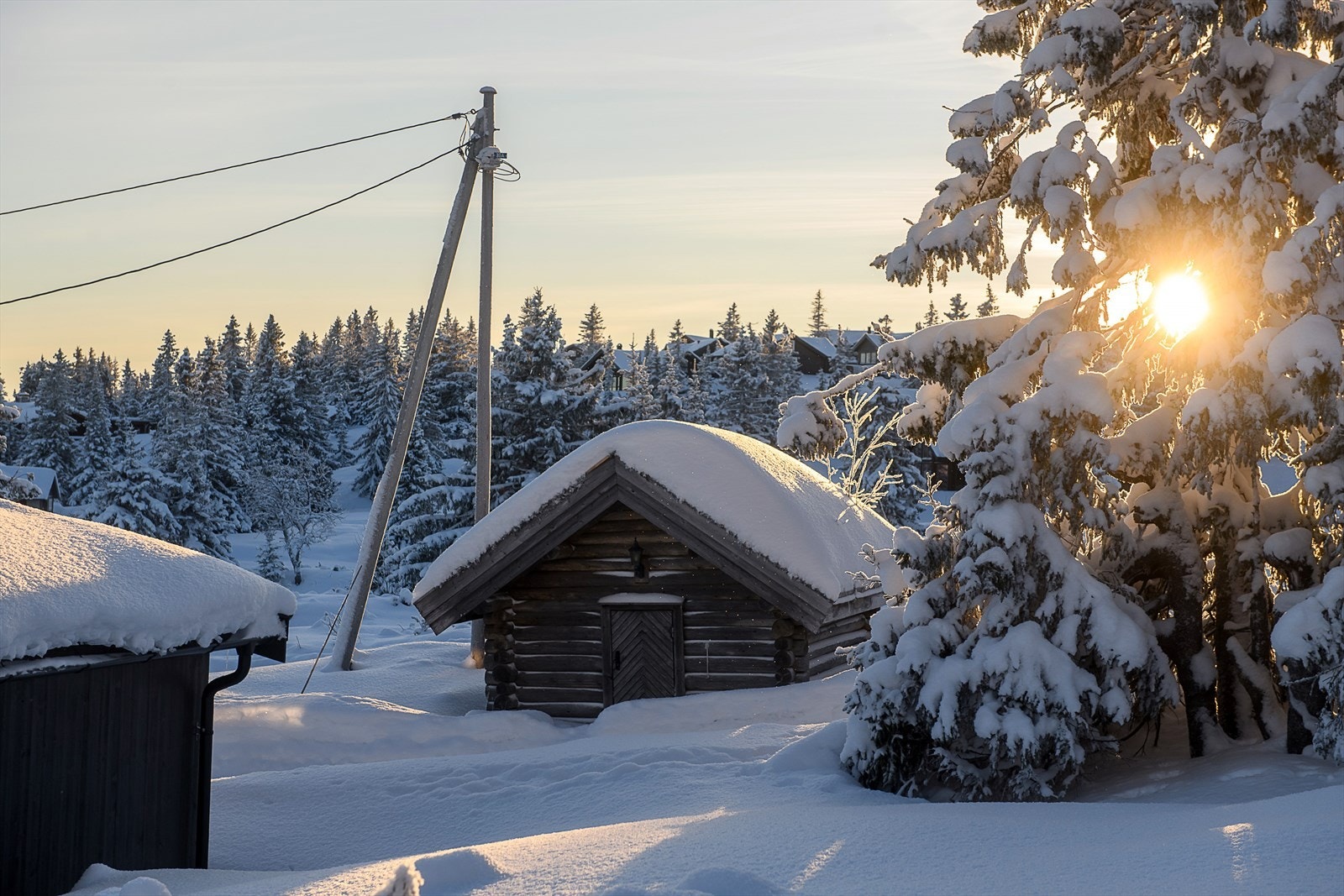 Uteboden er oppført i tradisjonell stil som komplementerer hytta. Galleribilde