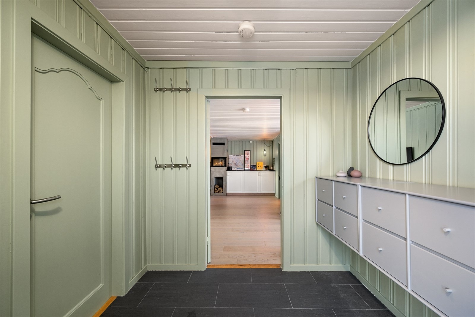 Fra entreen er det direkte tilgang til hyttas sosiale sone. Galleribilde