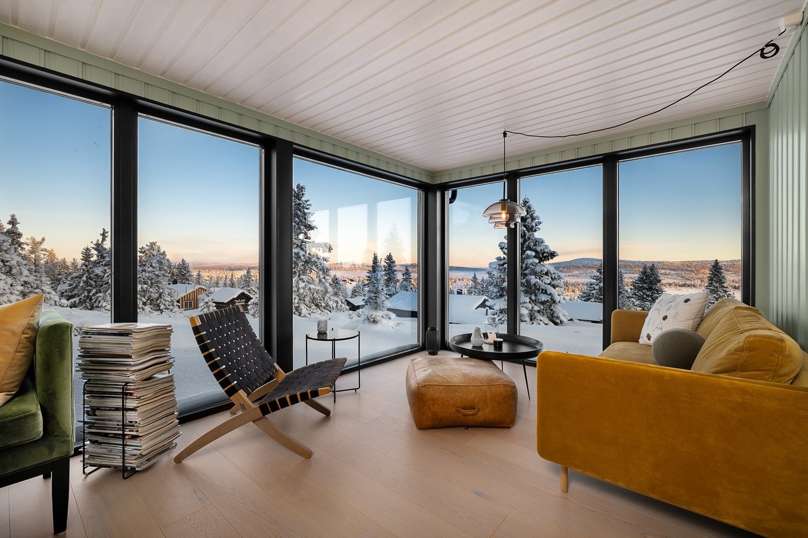 Opprinnelig eldre hytte som er betydelig renovert og fremstår moderne og tiltalende. Galleribilde