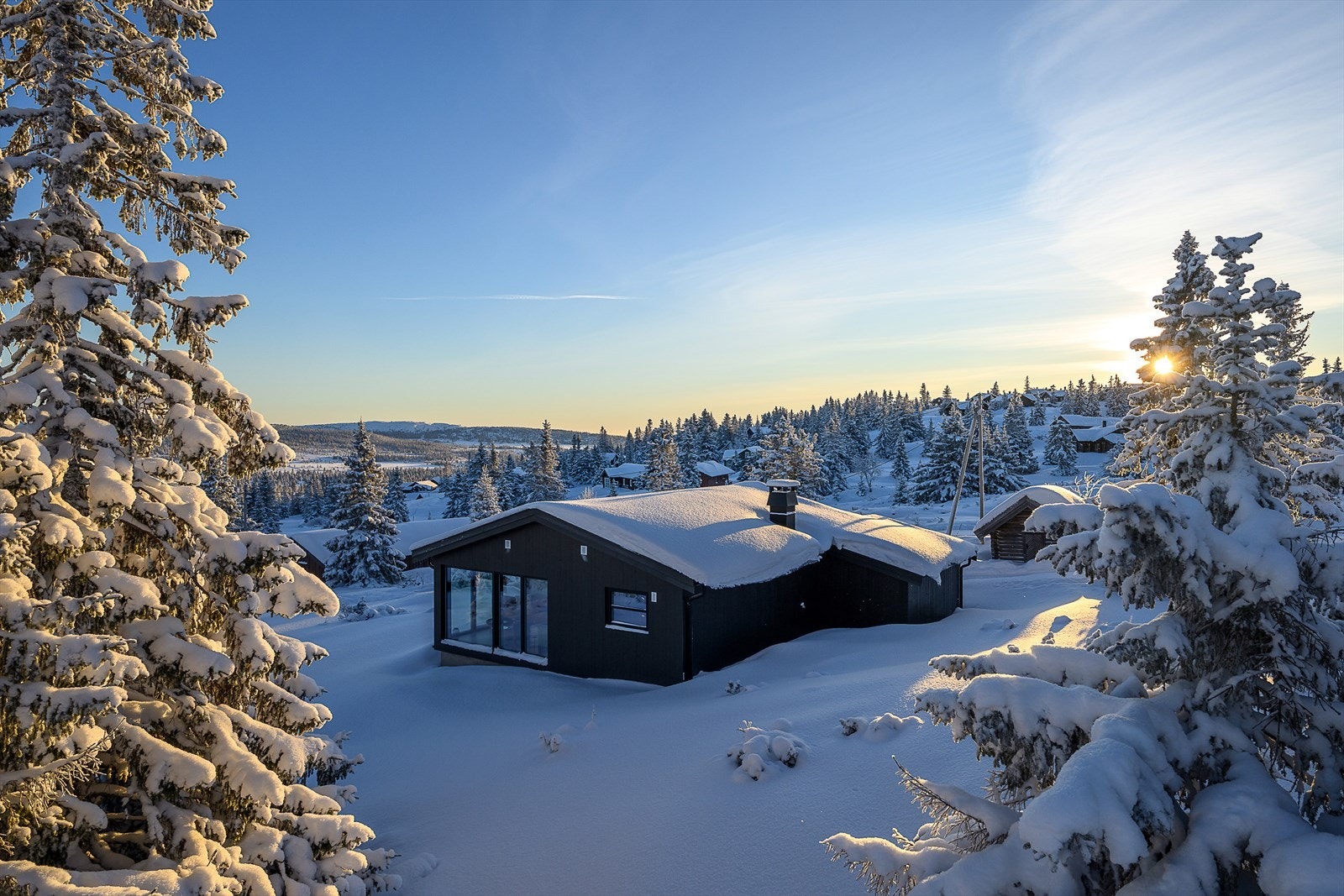 Her kan du nyte livet på hytta i et etablert og populært hytteområde på Sjusjøen. Galleribilde
