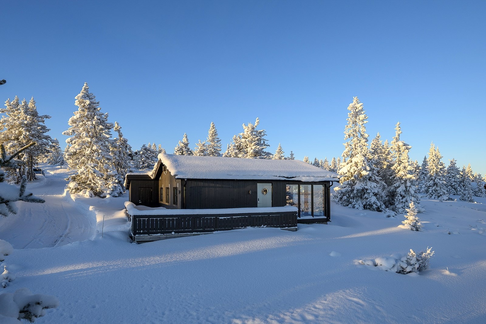 Enkel adkomst til hytta, også på vinterstid. Hytta har helårsvei og offentlig vann og avløp innlagt. Galleribilde
