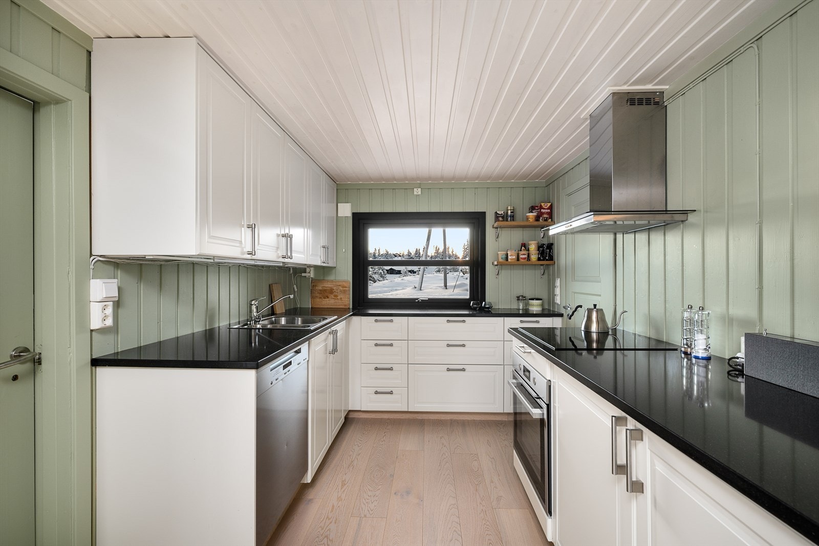 Godt med skap-og benkeplass. Fint lys inn gjennom vinduet over benken. Galleribilde