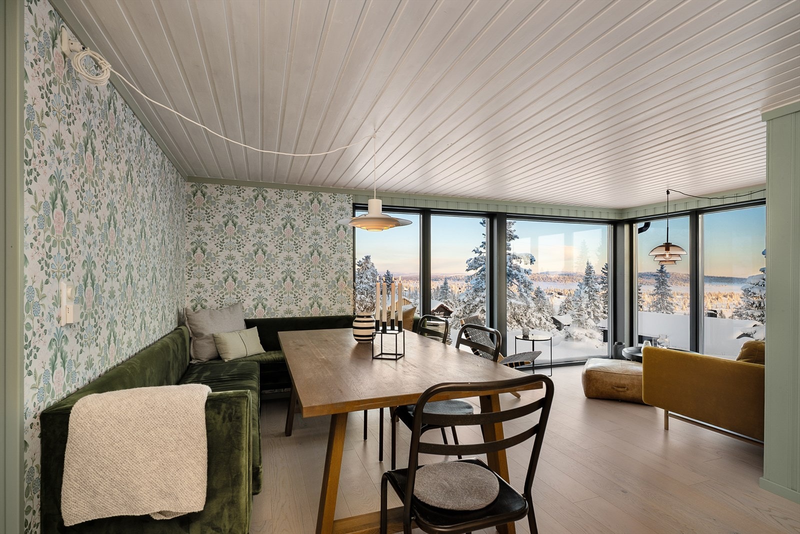 Spisestuen har en plassbygget benk som gir rikelig med sitteplasser. Hyttas naturlige samlingspunkt. Galleribilde