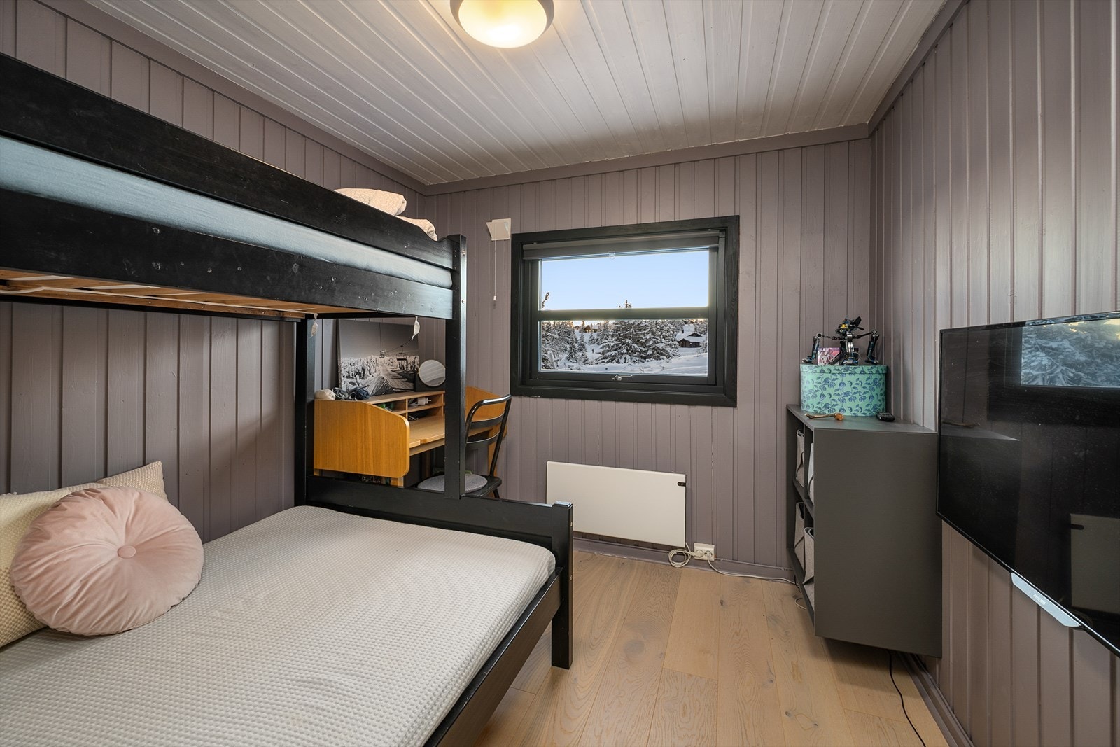 Det andre soverommet er innredet med køyeseng og en liten arbeidsplass. Galleribilde