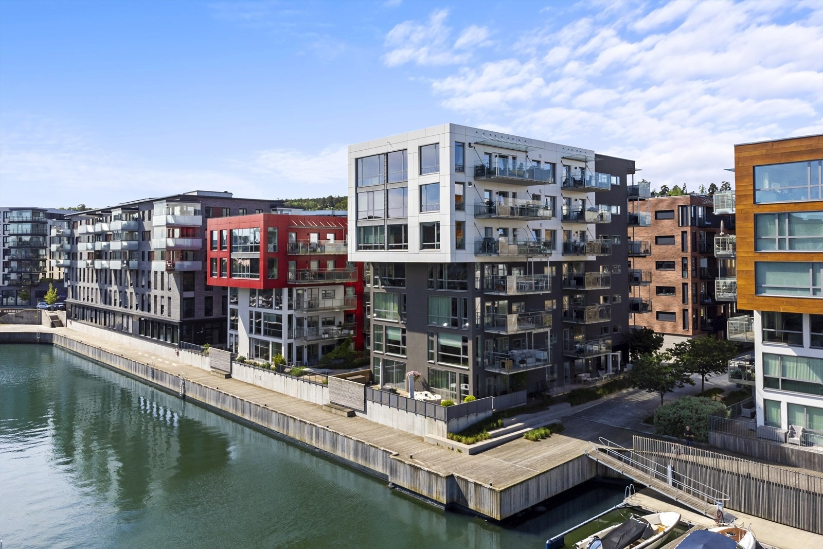 Kaldnes Brygge har en attraktiv og sentral beliggenhet i Tønsberg, rett ved sjøen og med gangbro som gir enkel adkomst til byens sentrum og alle fasiliteter. Galleribilde